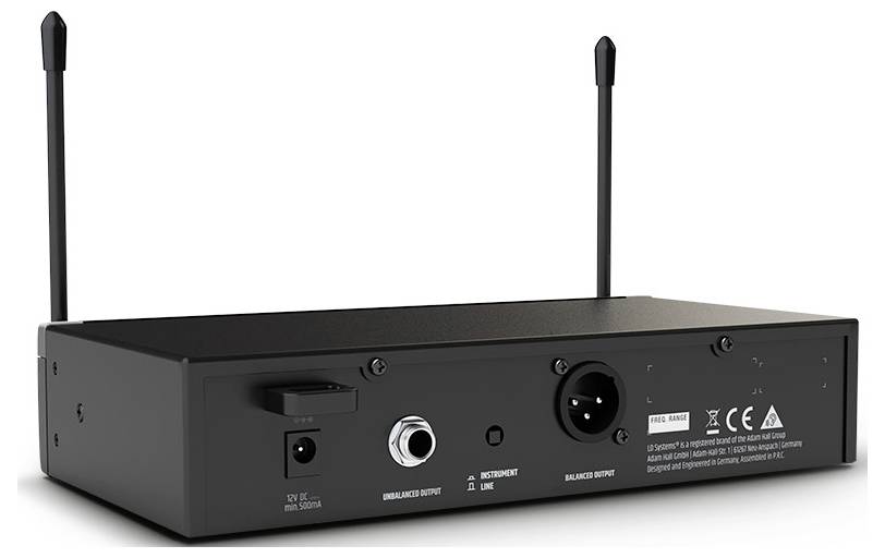 Černá bezdrátová jednotka audio přijímače zobrazená zezadu s anténami, napájecím konektorem, výstupem 1/4 palce a porty výstupu XLR.