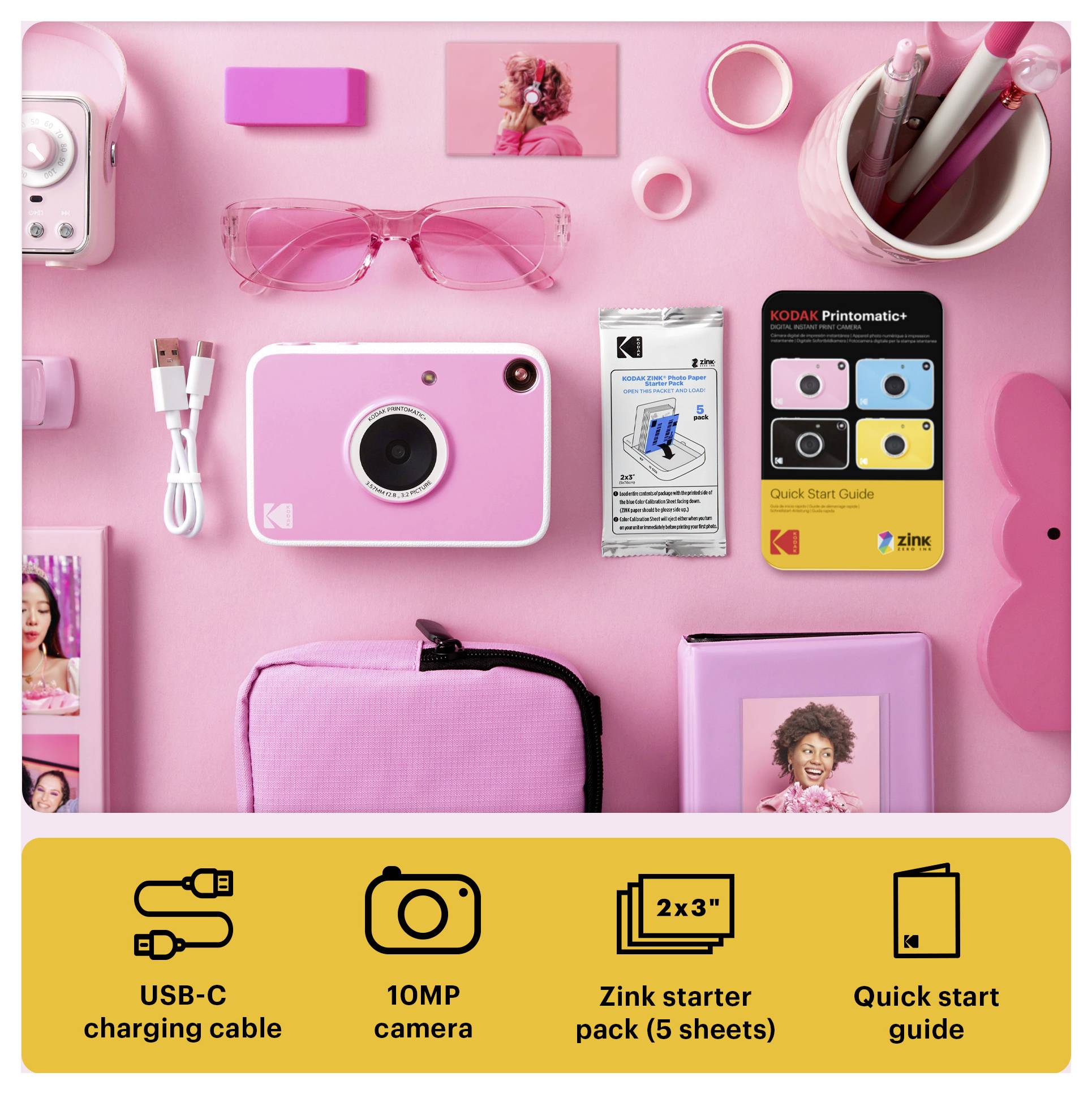 Růžová fotografie shora Kodak Printomatic sady instantní kamery s kamerou, kabelem USB-C, kamerou 10MP, balíčkem papíru Zink a průvodcem rychlým startem.