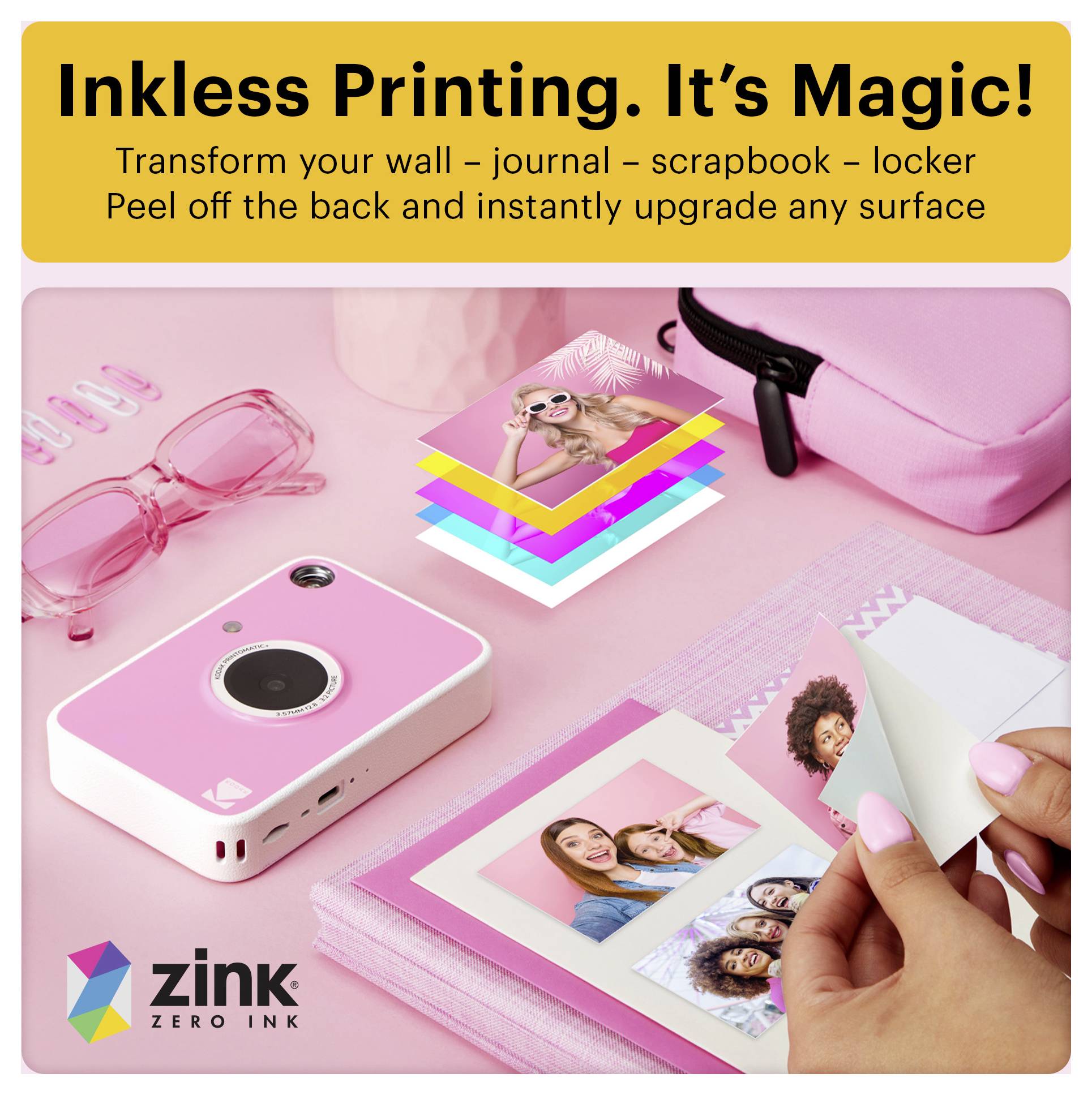 Růžová tiskárna Pink Zink bez inkoustu a samolepky s fotkami na stole s textem „Tisk bez inkoustu. Je to magie!" a „Proměňte svou zeď - deník - scrapbook - skříňku"