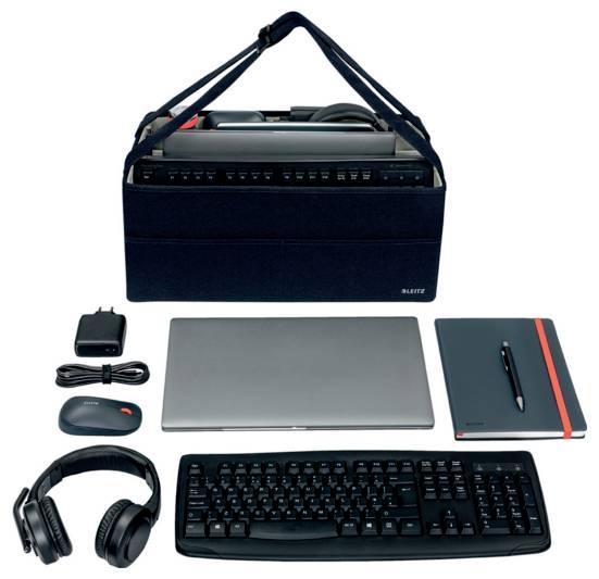 Laptop, klávesnice, sluchátka, myš, nabíječka, zápisník a přepravní taška uspořádané na bílém pozadí.