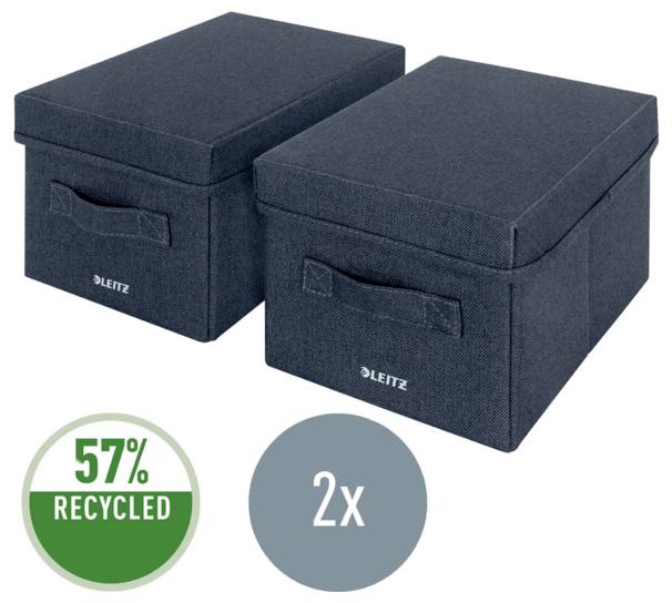 Dva námořnicky modré textilní úložné boxy s víky a držadly; odznaky dole jsou označeny „57% RECYKLOVÁNO" a „2x".