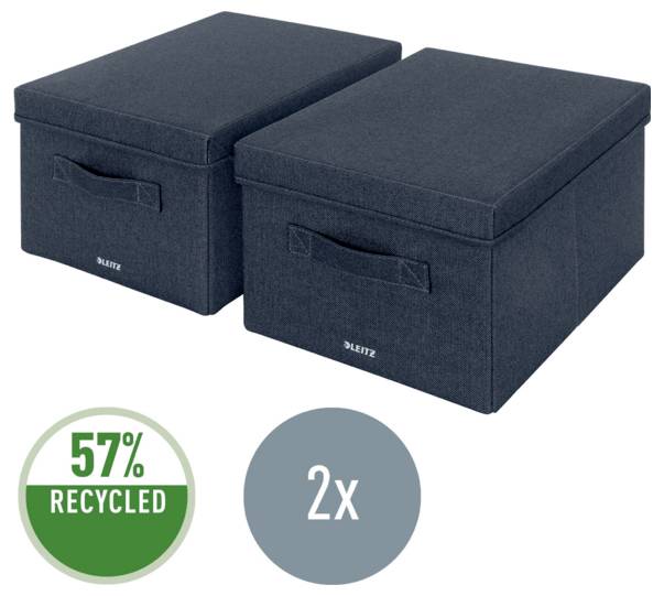 Dvě tmavé textilní úložné krabice s víky a rukojeťmi, zobrazené s odznaky s textem „57% RECYKLOVANÉ" a „2x".
