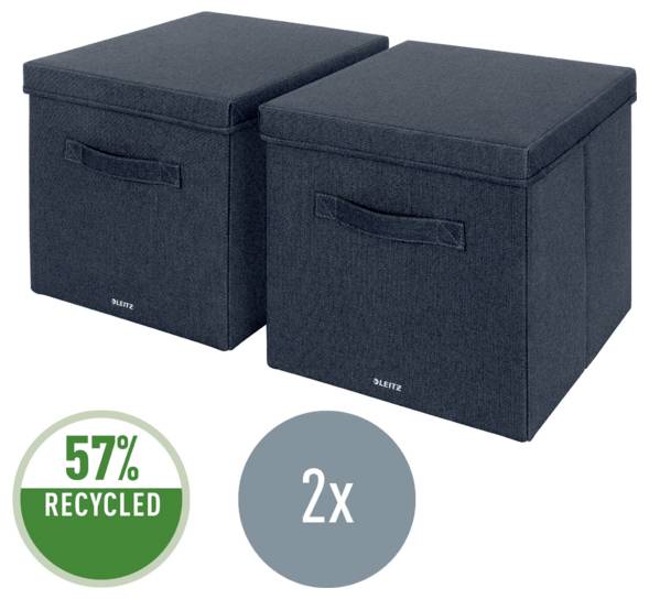 Dvě černé textilní úložné boxy s madly, označené 57% recyklováno a 2x.