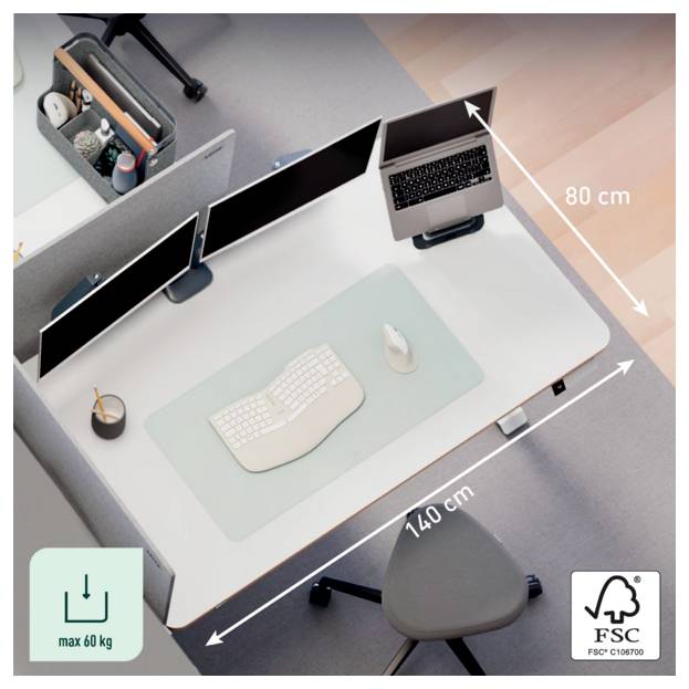 Pohled shora na kancelářský stůl s dvěma monitory a notebookem na pracovní stanici o rozměrech 140 cm x 80 cm, s ikonami "max 60 kg" a certifikací FSC.