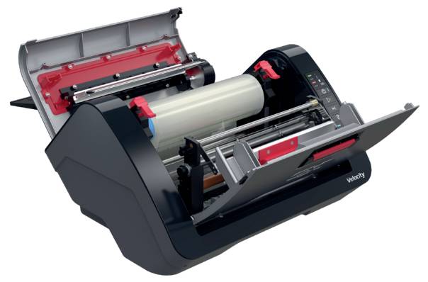 Otevřená tiskárna s viditelným papírovým rolkem a mechanismem podávání, zobrazující vnitřní komponenty a ovládací panel.