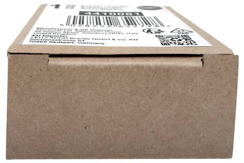 Zavřená papírová přepravní krabice s bílou štítkem obsahujícím čárový kód a QR kód na vrcholu, zobrazena z přední strany
