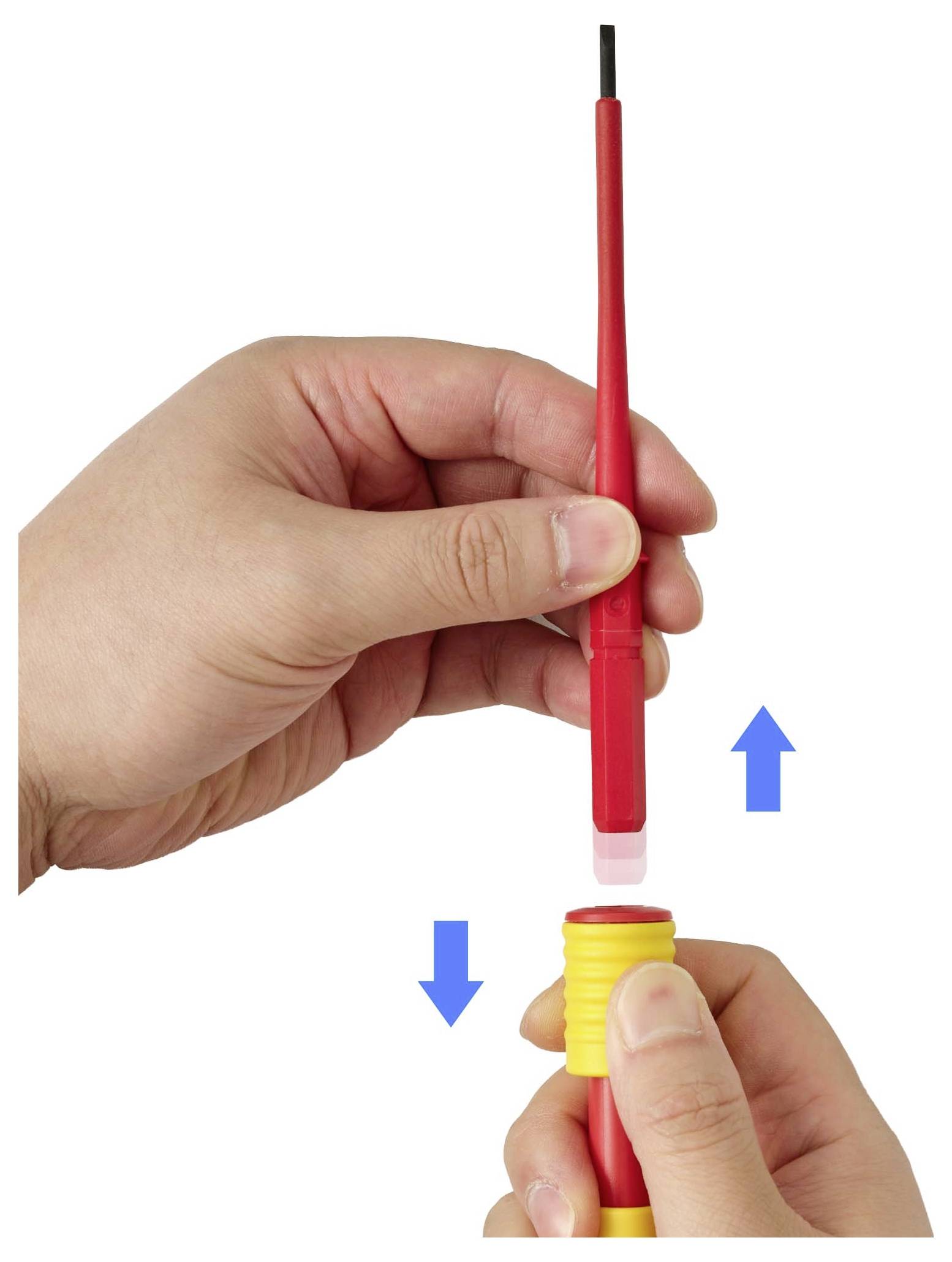 Ruce zarovnávající červenou pipetu se žlutě uzavřenou nádobou, modré šipky nahoru a dolů ukazují pohyb vsunutí a vyjmutí.