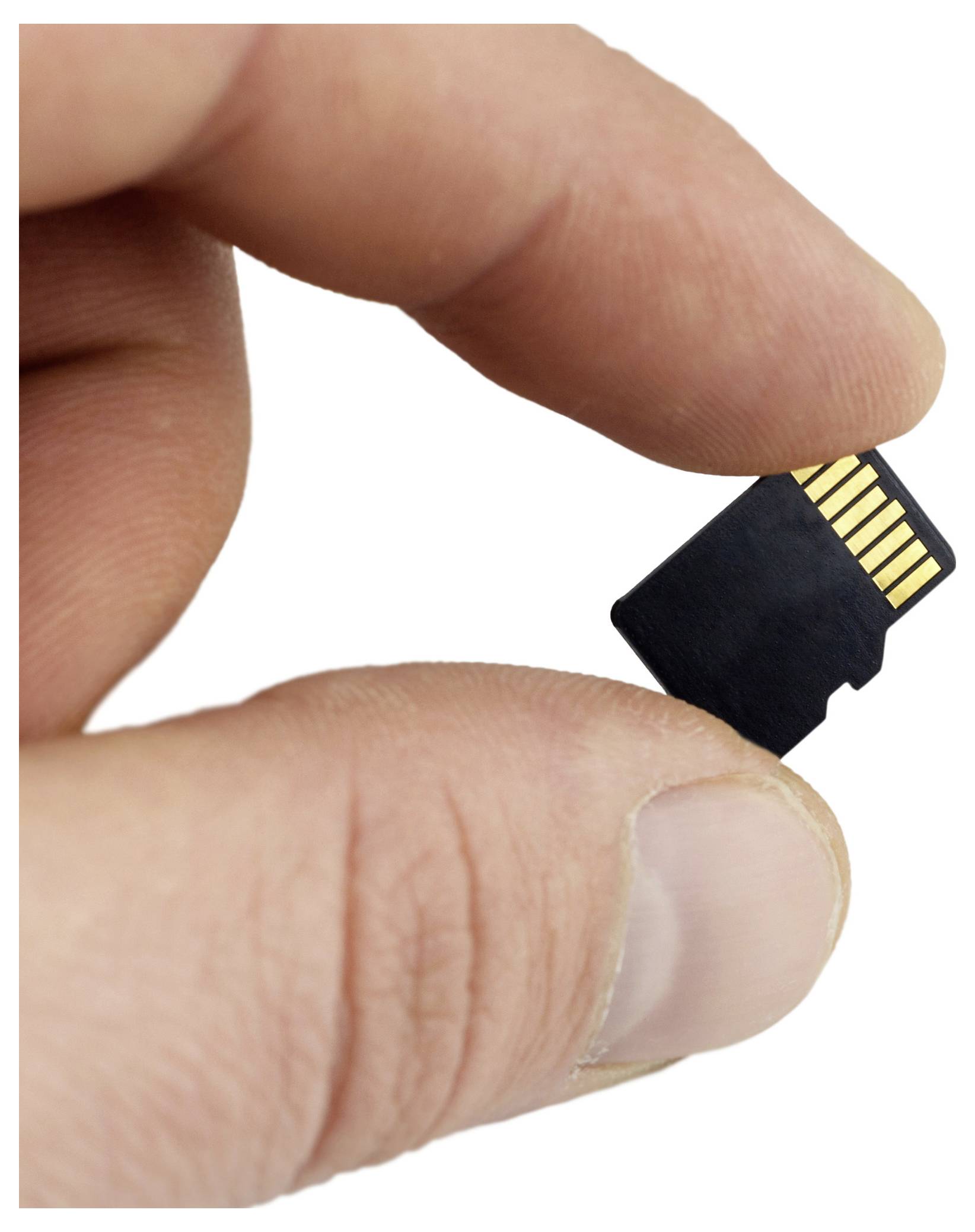 Detailní snímek prstů držících malou paměťovou kartu microSD na bílém pozadí.