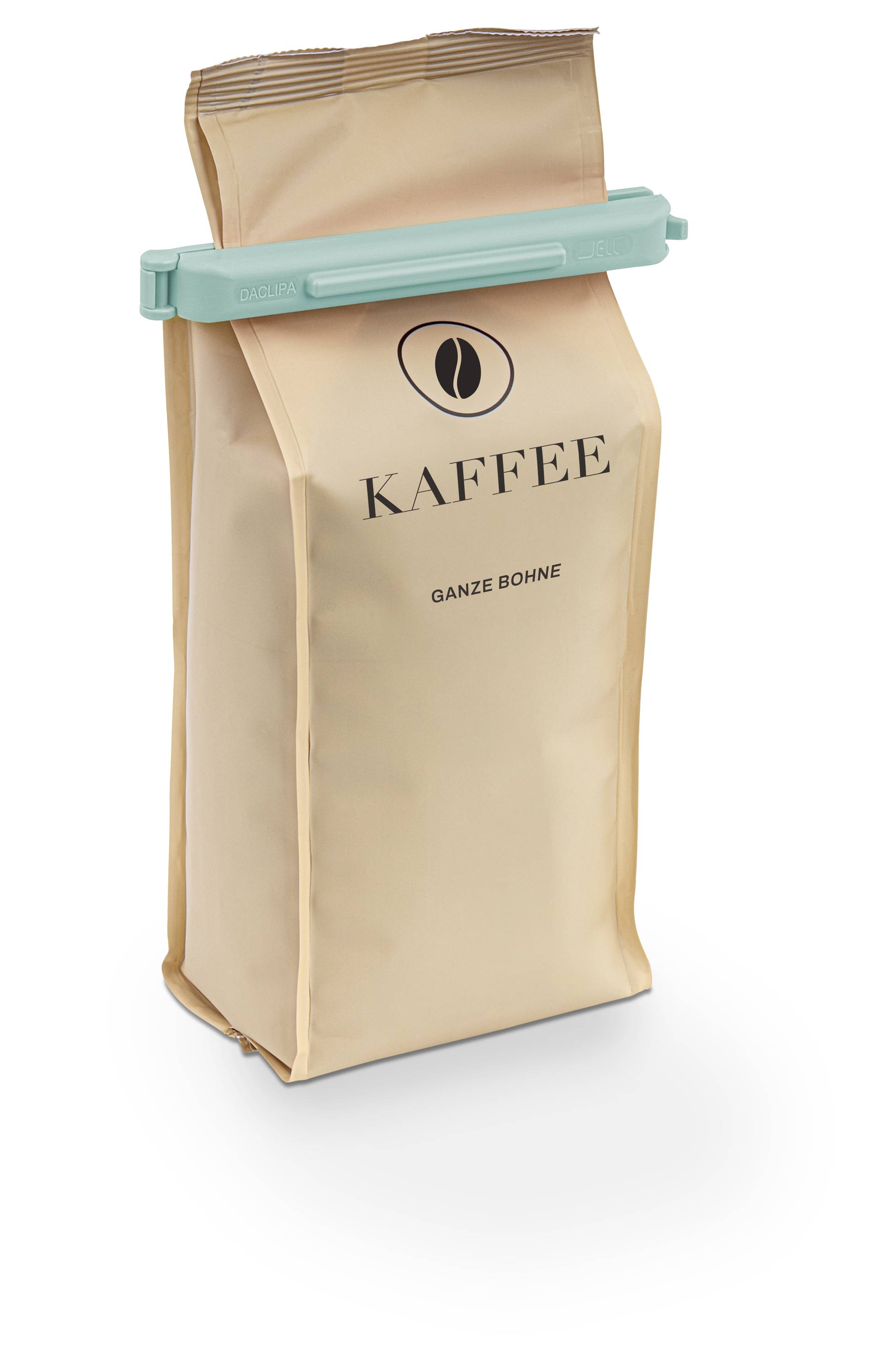 Béžový kávový sáček označený „KAFFEE" a „GANZE BOHNE" se zelenomodrým klipem, který těsní horní část.