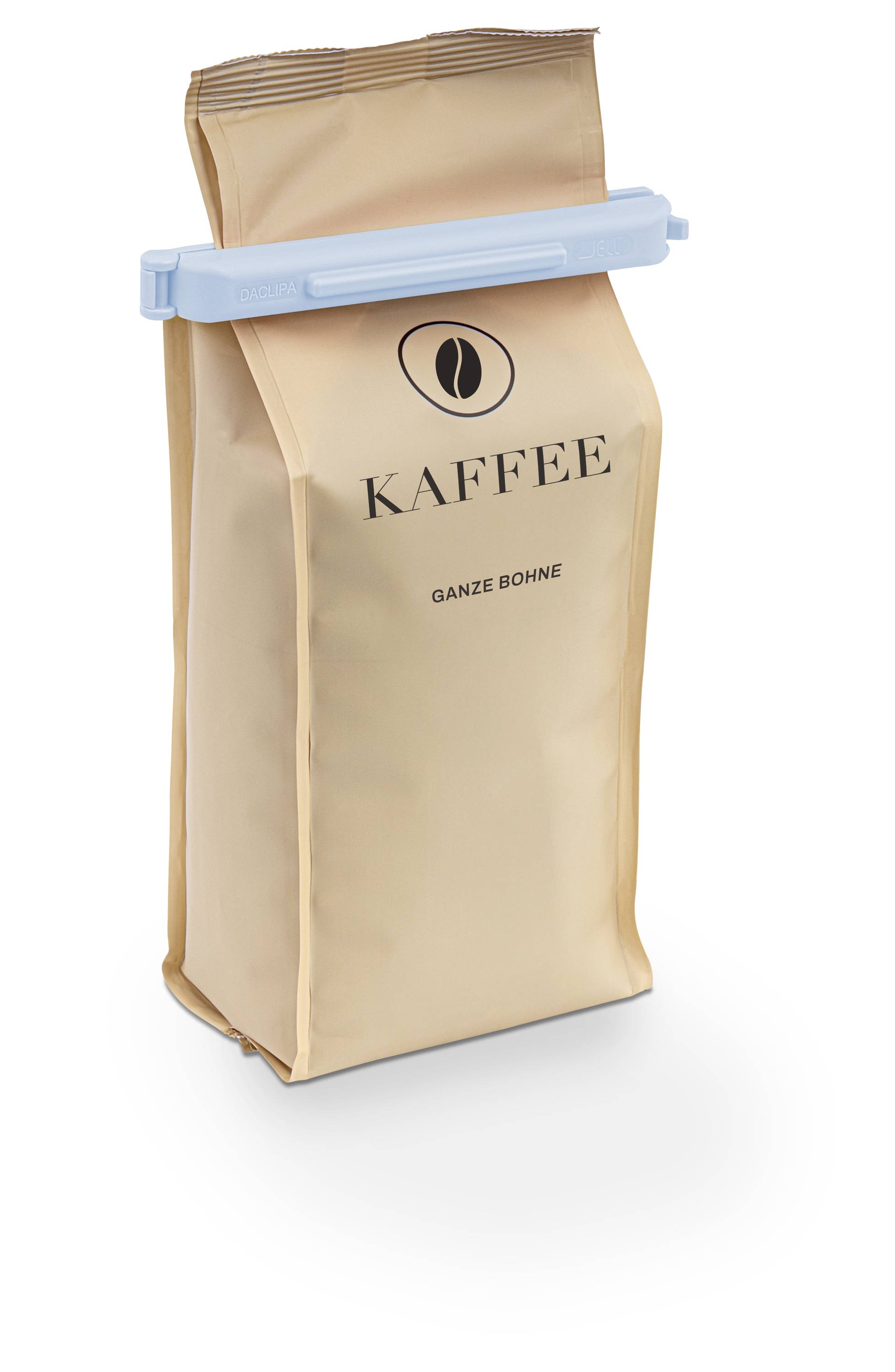 Béžový pytlík na kávu označený "KAFFEE" s nápisem "GANZE BOHNE", uzavřený světle modrým klipem.