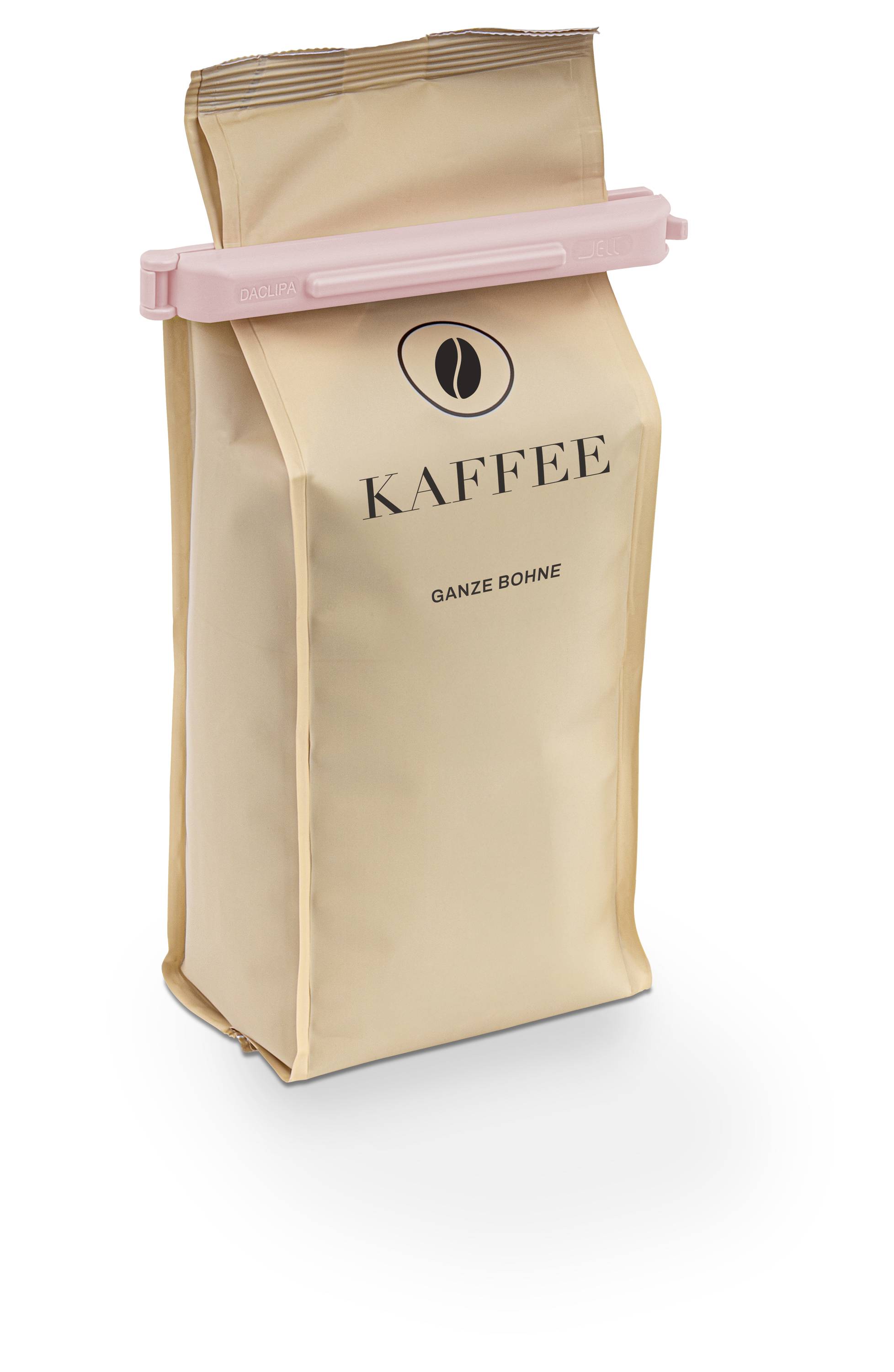 Béžový sáček na kávu označený "KAFFEE" a "GANZE BOHNE" s růžovým uzavíracím klipem v horní části.