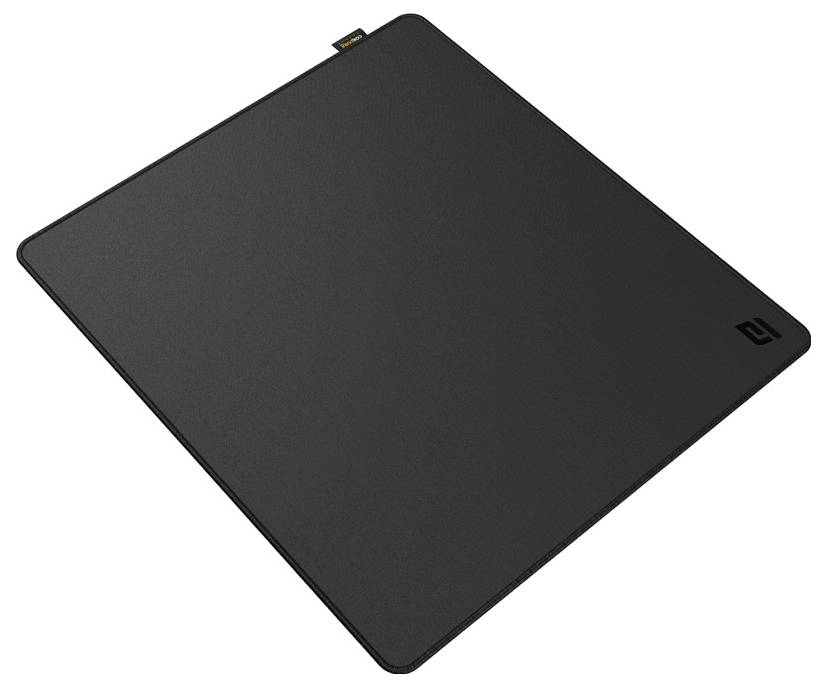 Černá čtvercová podložka pod počítačovou myš zobrazená diagonálně na bílém pozadí, s malým logem v jednom rohu.