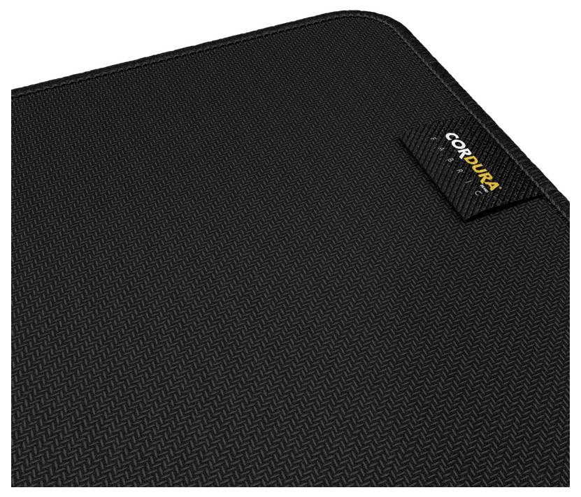 Detailní záběr na černé strukturované pouzdro notebooku nebo podložku s malou značkou loga CORLUKA v rohu.