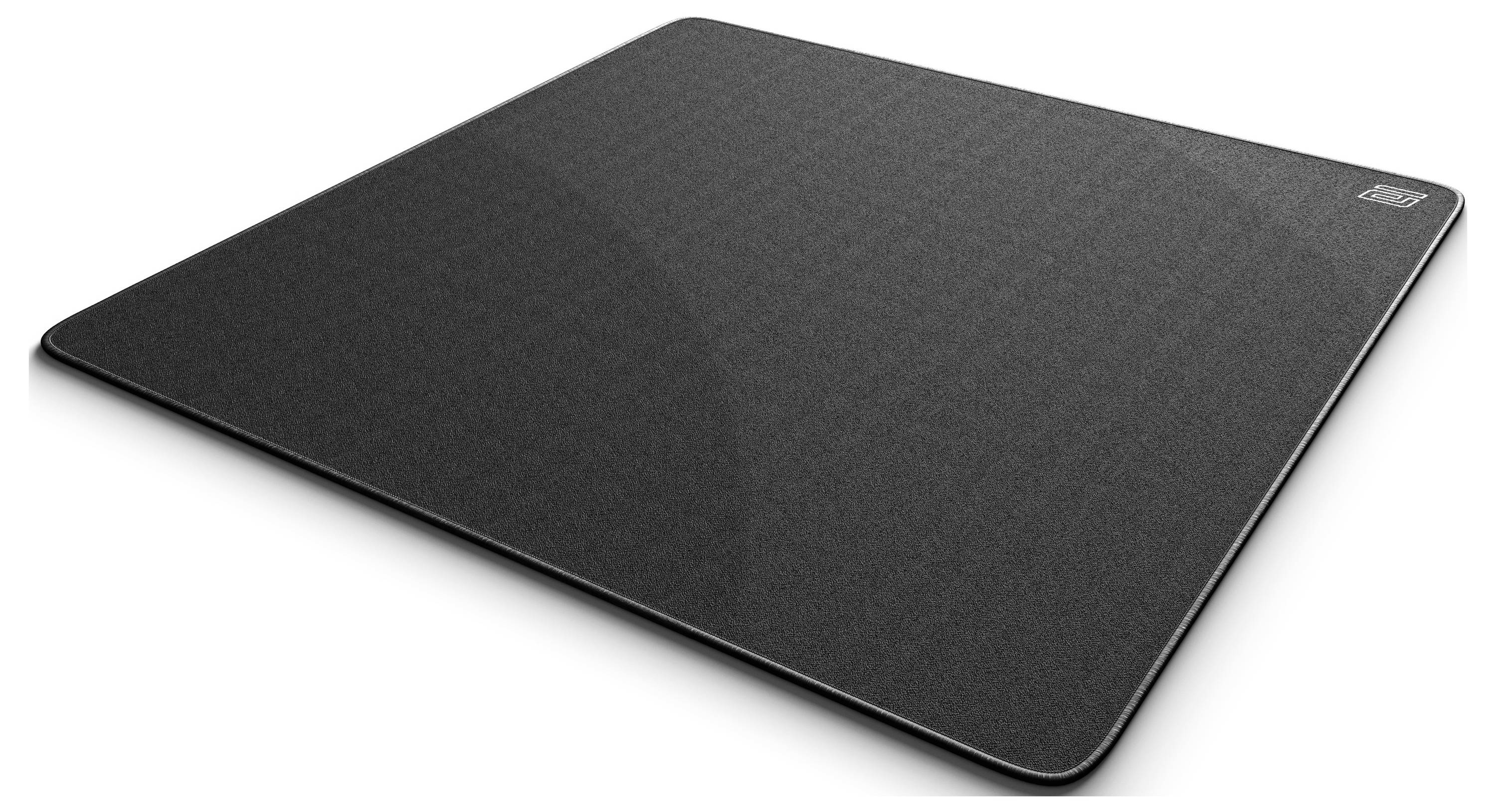 Černé obdélníkové pouzdro na notebook nebo ochranný kryt zobrazený v úhlu na bílém pozadí.