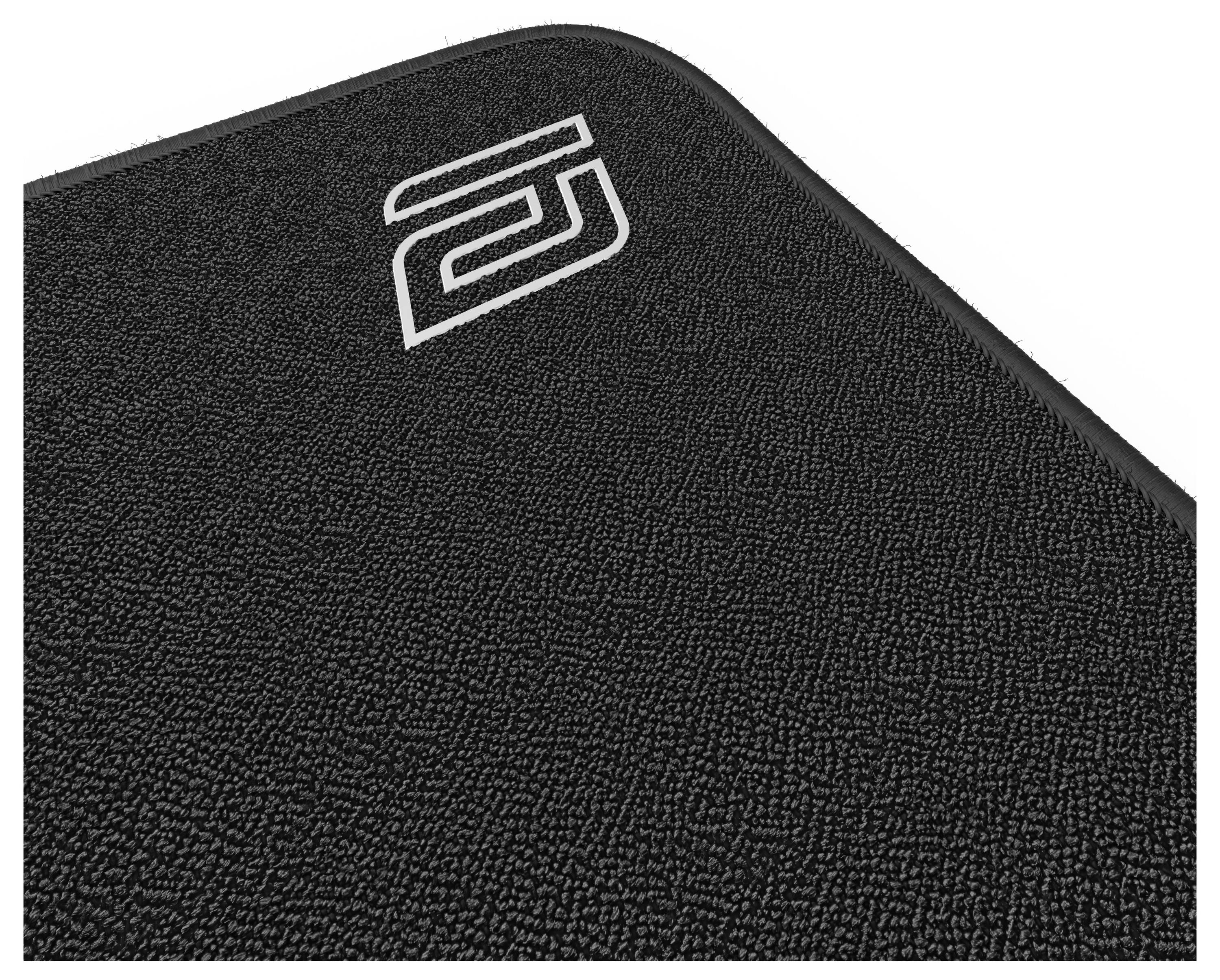 Detailní záběr na černou textovanou rohož nebo podložku s bílým geometrickým logem v horní části.