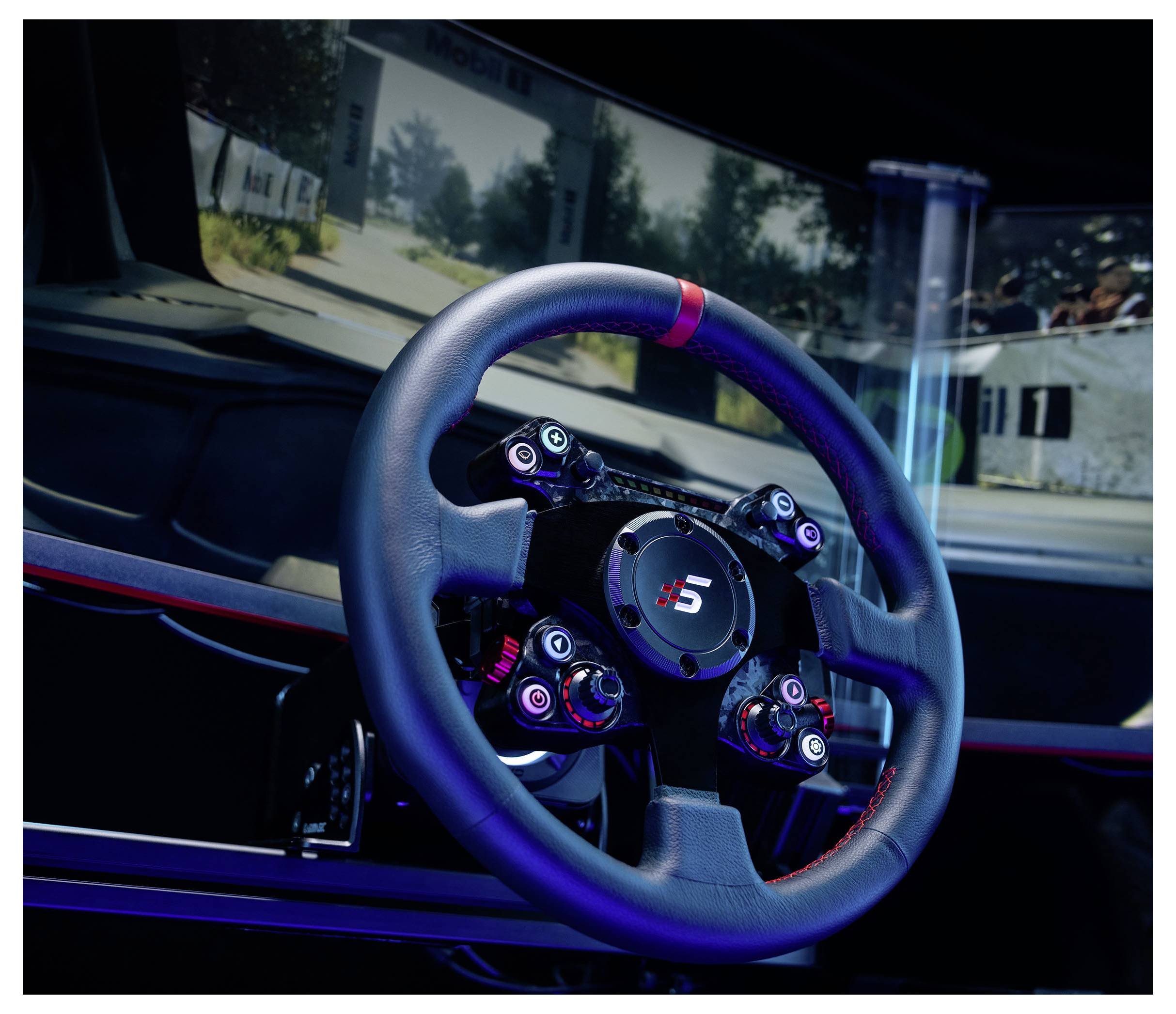 Detailní záběr na volant závodního automobilu s pákovými řazadly a osvětlenými ovládacími prvky uvnitř kokpitu.