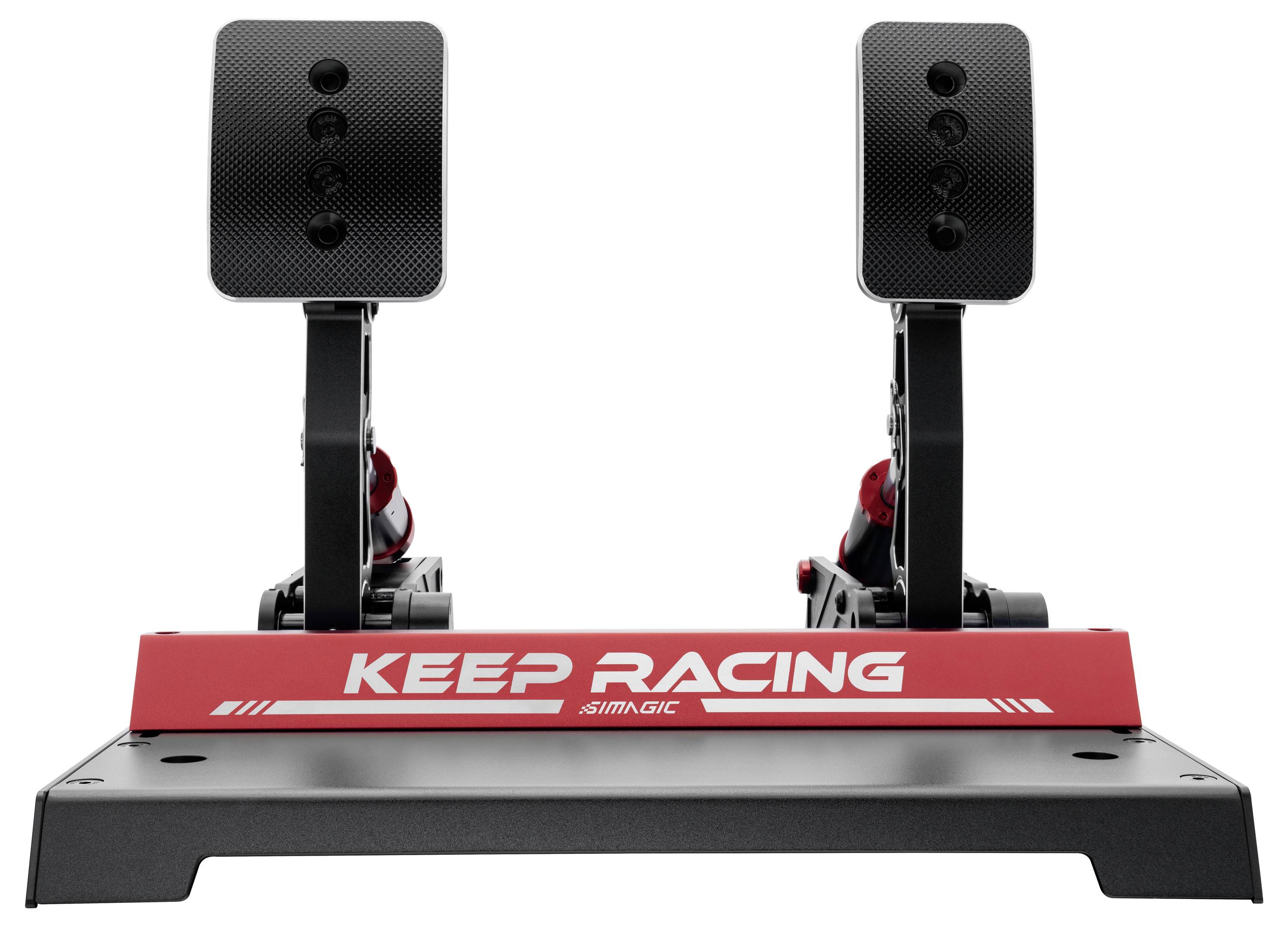 Přední pohled na sadu pedálů závodního simulátoru Simagic se dvěma nastavitelnými černými sloupci pedálů a červeným podstavcem označeným "KEEP RACING".