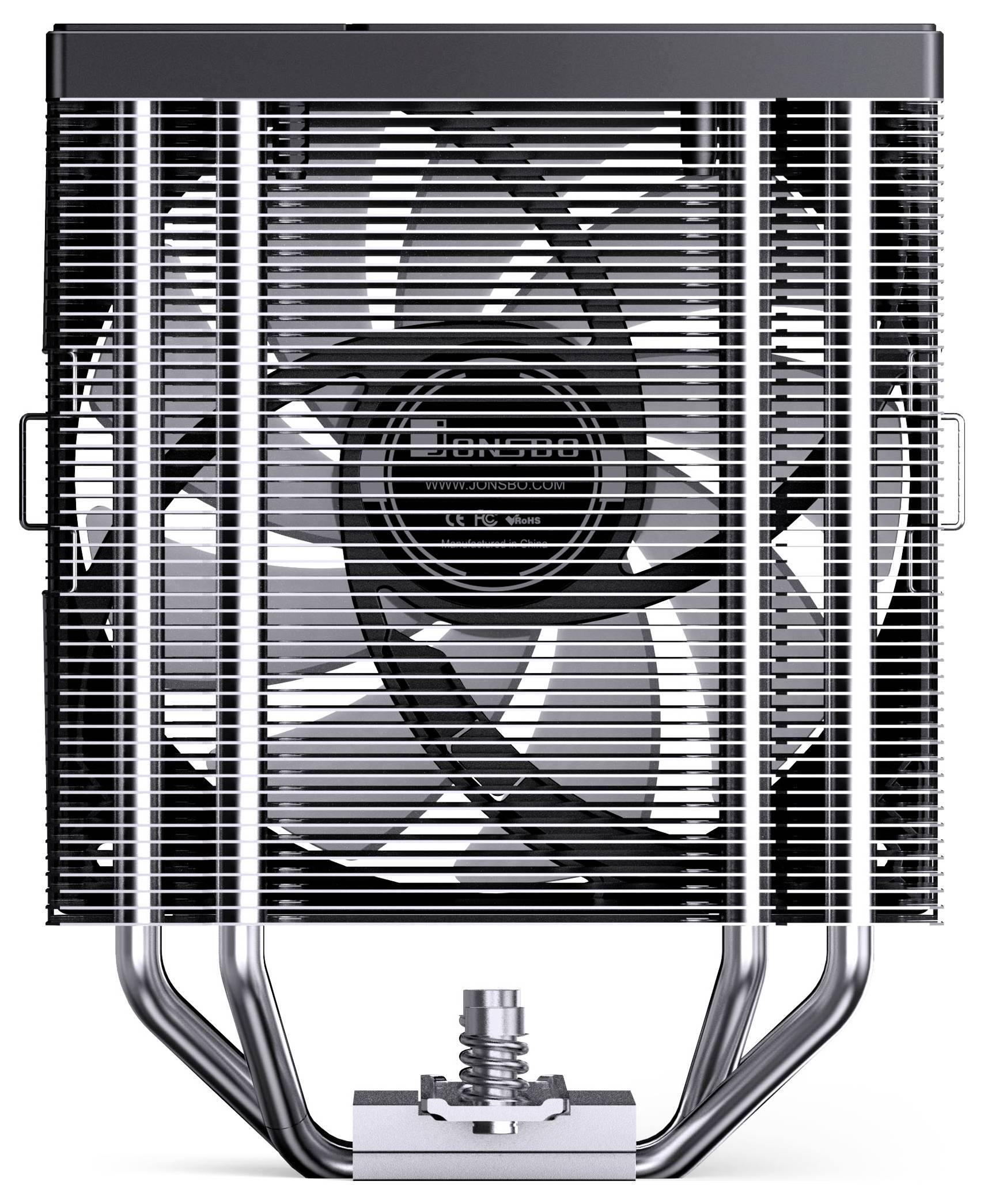 Přední pohled na chladič procesoru počítače s velkým ventilátorem za černými žebry a stříbrnými tepelnými trubicemi, zobrazeno na bílém pozadí.