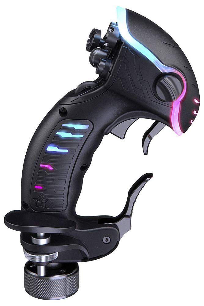 Černá herní myš s RGB modrým a růžovým osvětlením, zobrazená připevněná v kovové svorce nebo základně na bílém pozadí.