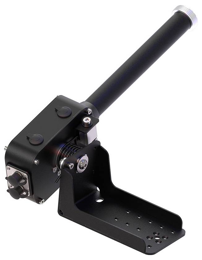 Černý kovový páčkový nebo přepínačový mechanismus s dlouhou skloněnou rukojetí namontovanou na děrované konzole, zobrazený na bílém pozadí.