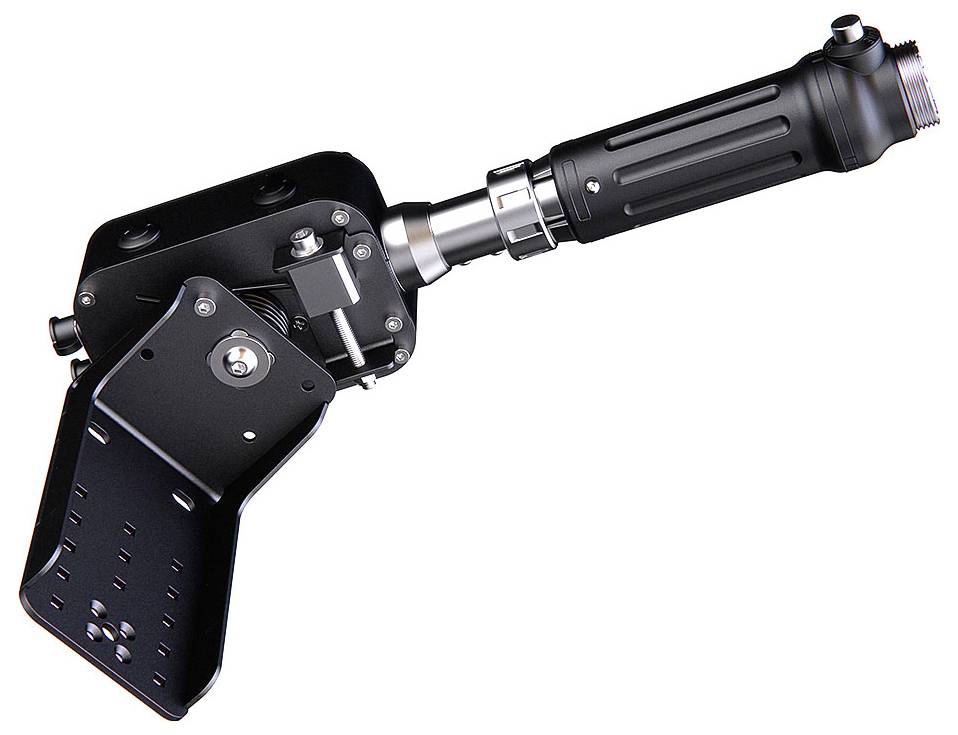 Černé mechanické ruční zařízení s nakloněnou rukojetí a dlouhým válcovitým tryskovým otvorem, zobrazené izolovaně na bílém pozadí.