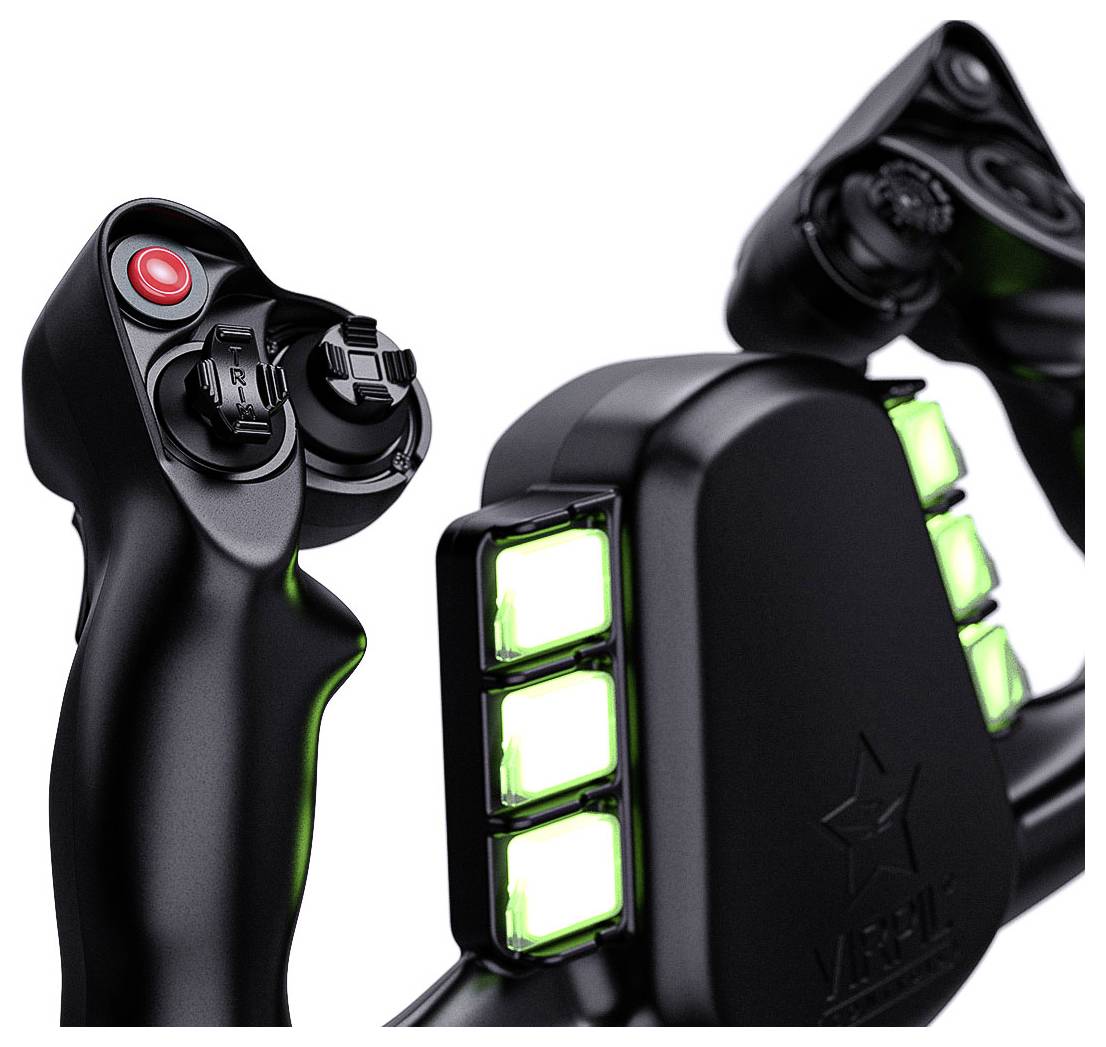 Detailní pohled na černý joystick/ovladač letového simulátoru s osvětlenými zelenými tlačítky a červeným spouští, zobrazený z více úhlů.