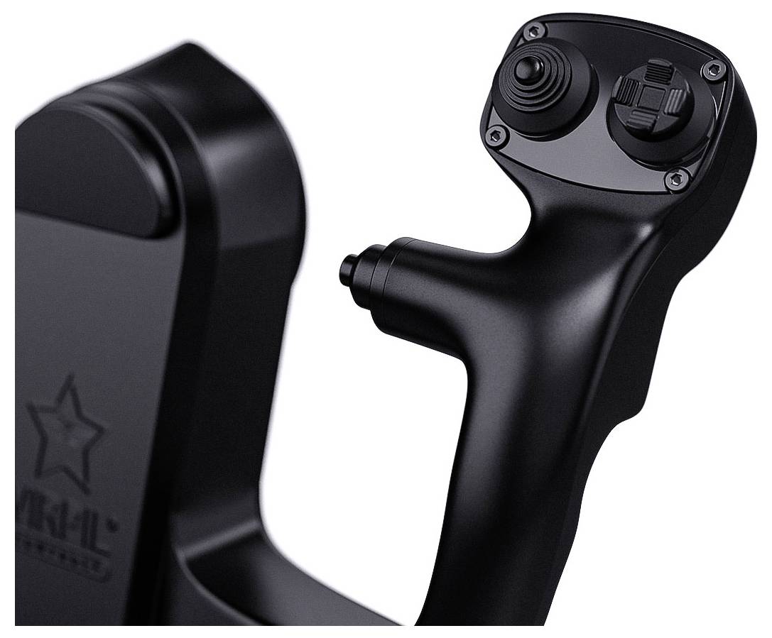 Detailní záběr černého ovladače ve stylu joysticku s tlačítky pro palec a strukturovanou gripu na bílém pozadí.