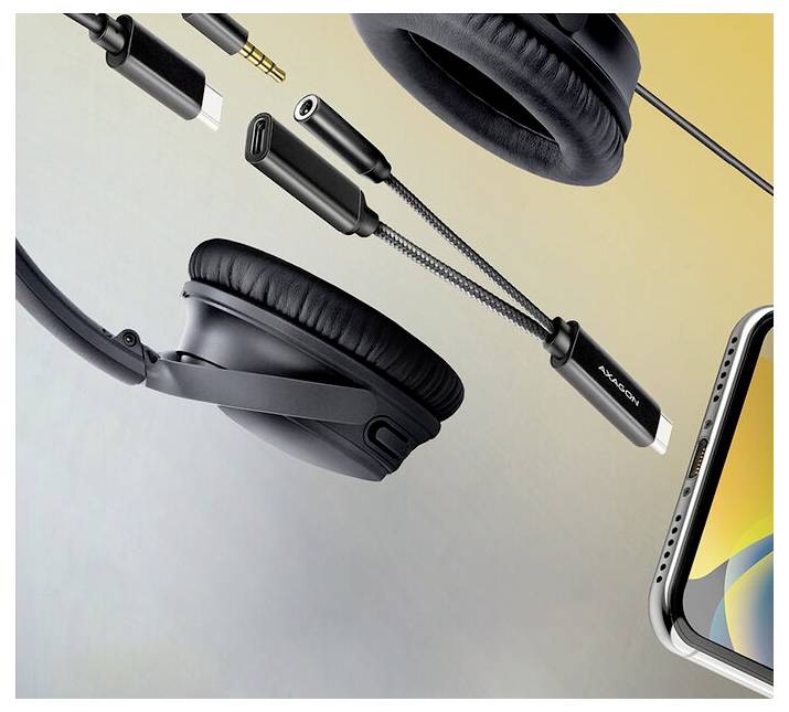 Propagační obrázek černých sluchátek přes uši a audio kabelů vedle chytrého telefonu, zdůrazňující příslušenství pro sluchání s drátovým a bezdrátovým připojením.