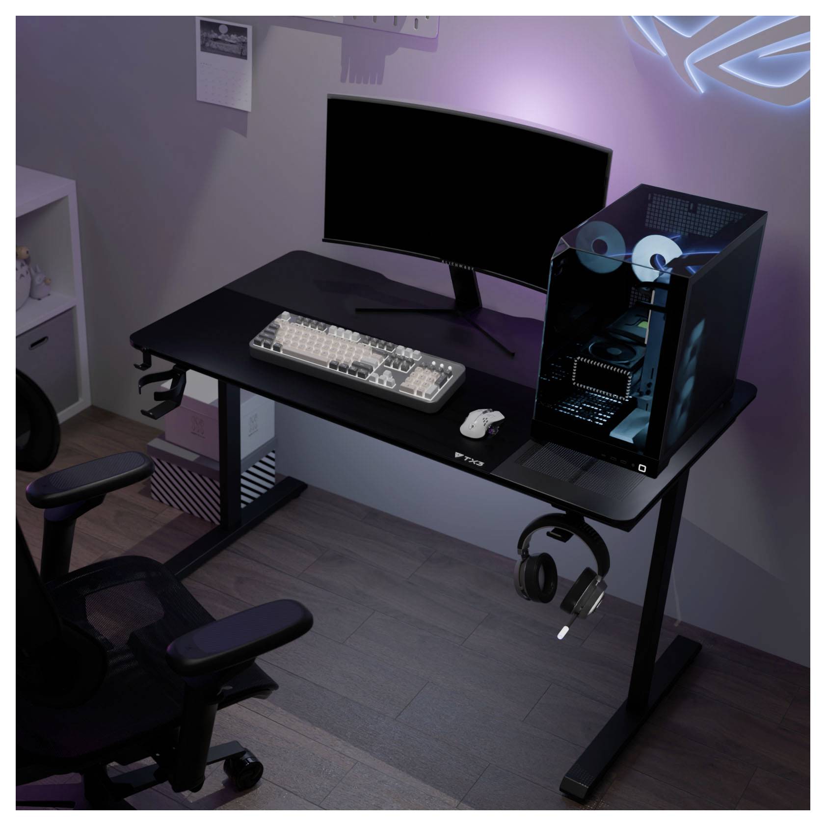 Herní setup s zakřiveným monitorem, klávesnicí, myší, RGB PC věží a sluchátky na černém stole v matném pokoji.