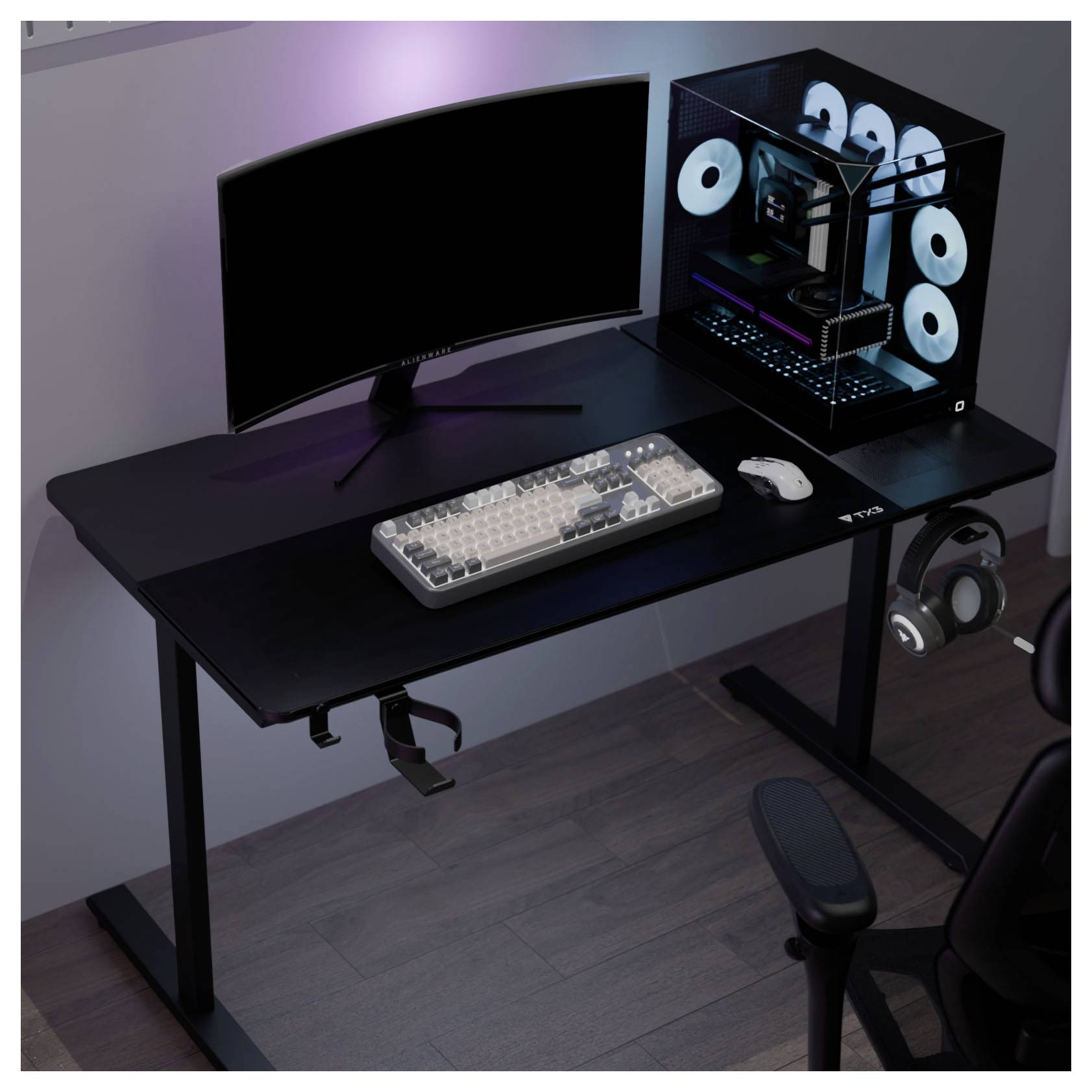 Minimální herní stůl s zakřiveným monitorem, podsvícenou klávesnicí, myší, RGB věží PC, sluchátky a židlí v temné místnosti.