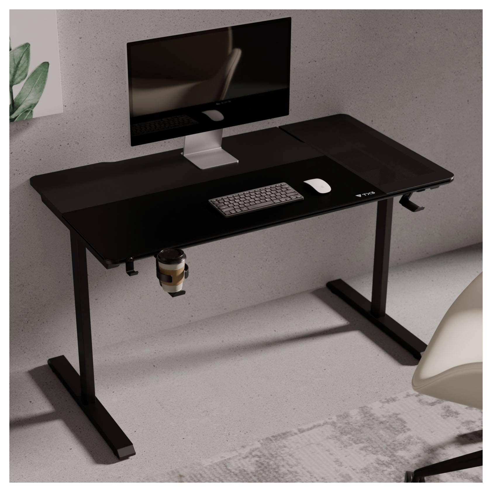 Moderní černý stojací stůl s monitorem, klávesnicí, myší a držákem na šálek v minimalistické domácí kanceláři.