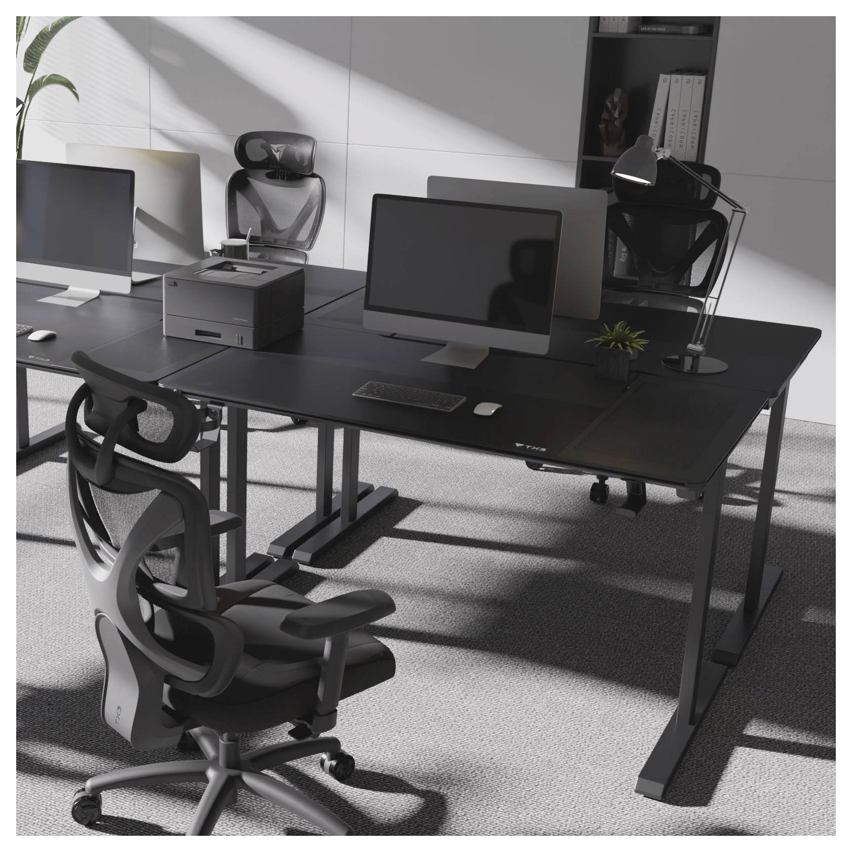 Moderní kancelářský prostor se třemi počítačovými monitory, tiskárnami a ergonomickými židlemi kolem černých stolů v jasném slunečním světle.