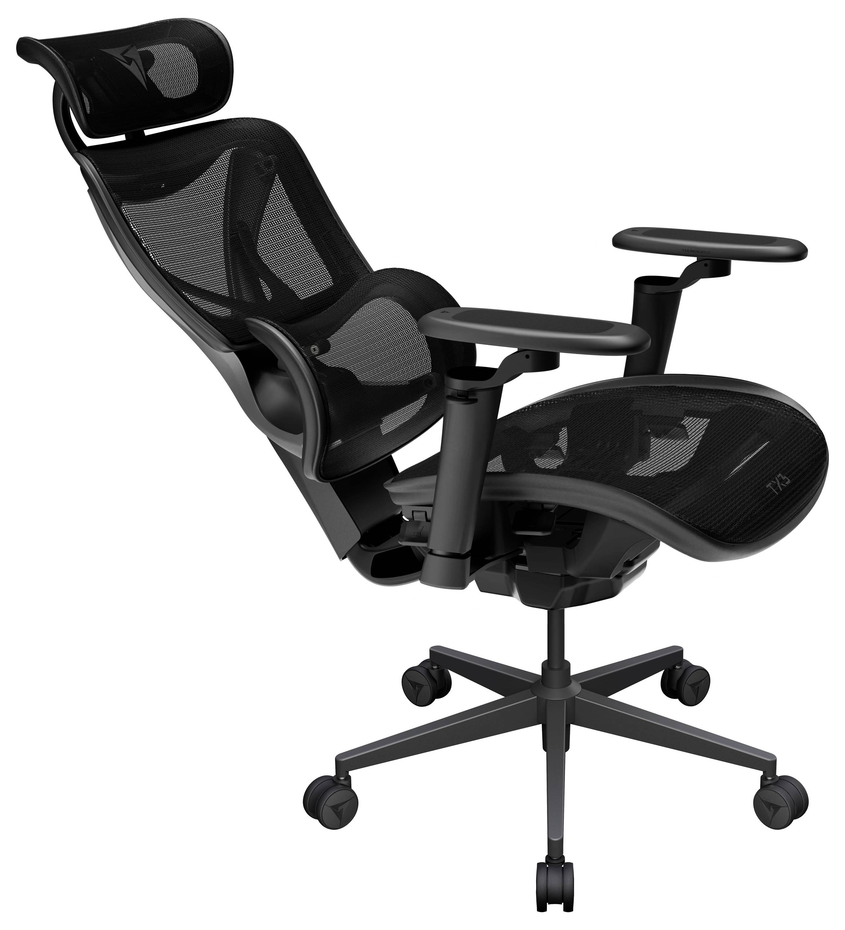 Černá ergonomická kancelářská židle s síťovaným opěradlem a sedákem, opěrkou hlavy, nastavitelné područkami a pětikolomým podstavcem na bílém pozadí