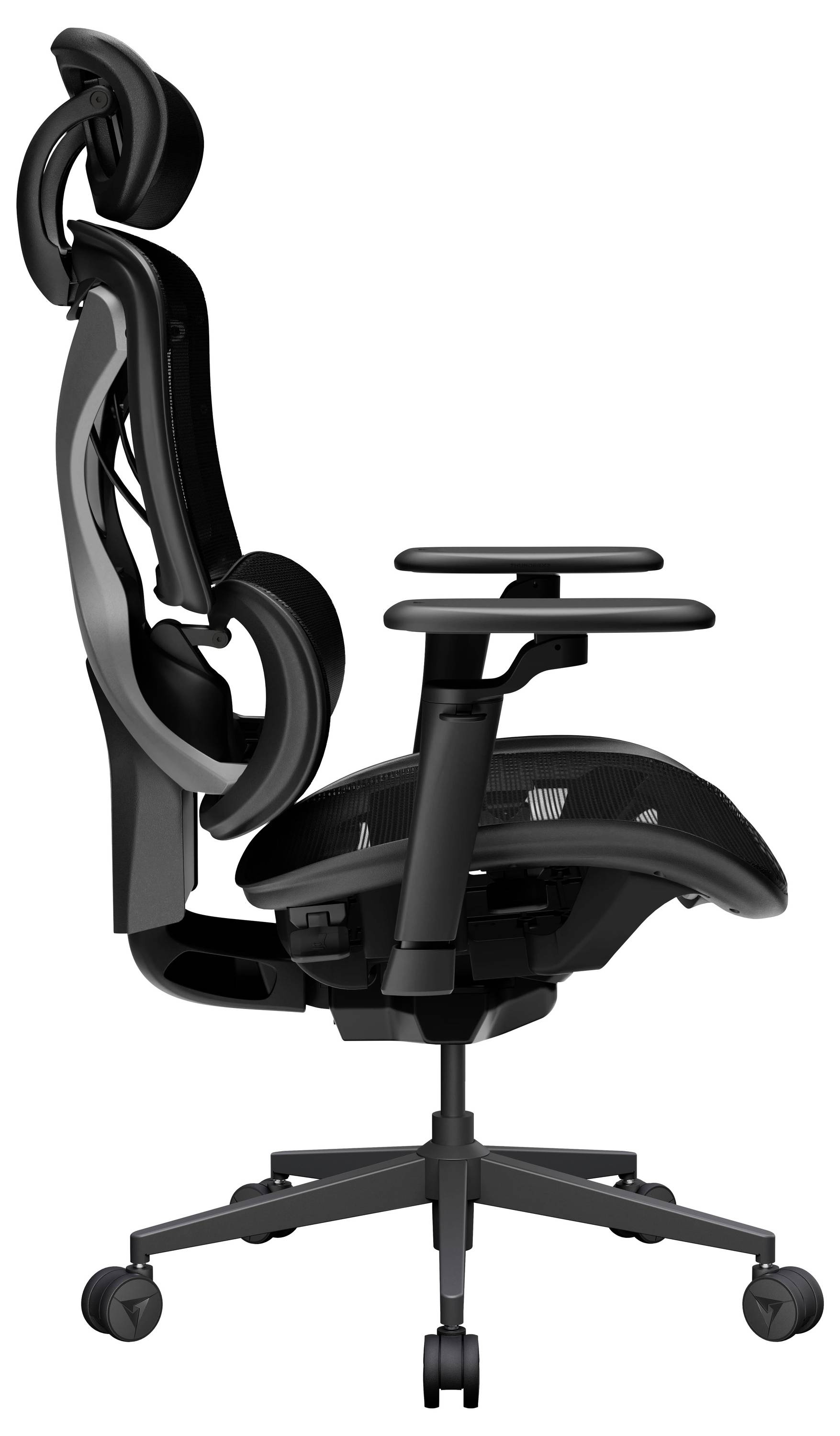Černá ergonomická kancelářská židle s opěrkou hlavy, nastavitelnými područkami a pětikolesinkou otočnou podstavou na bílém pozadí.