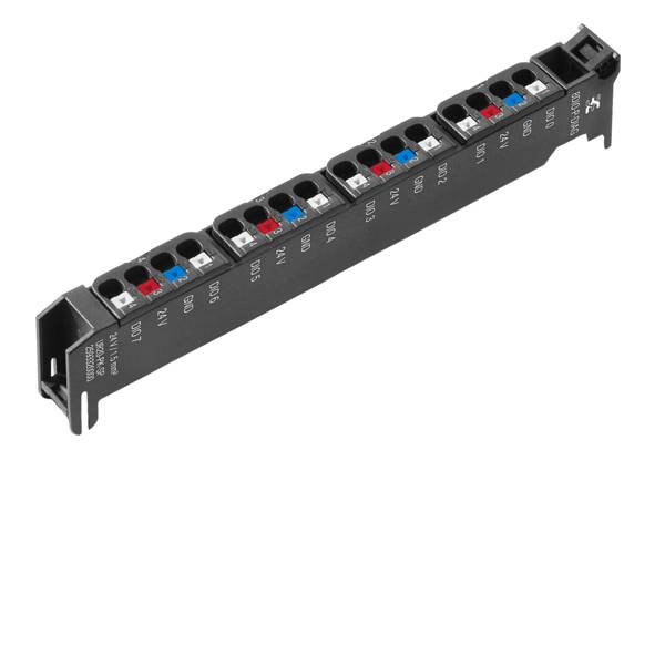 Černý montážní patch panel se vícepočetnými očíslovanými porty ve stylu RJ45 a barevně kódovanými štítky, zobrazený na bílém pozadí.