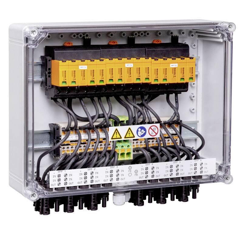 Elektrický ovládací panel s oranžovými a bílými svorkovnicemi, propojeným vedením a bezpečnostními výstražnými štítky uvnitř průhledného krytu.
