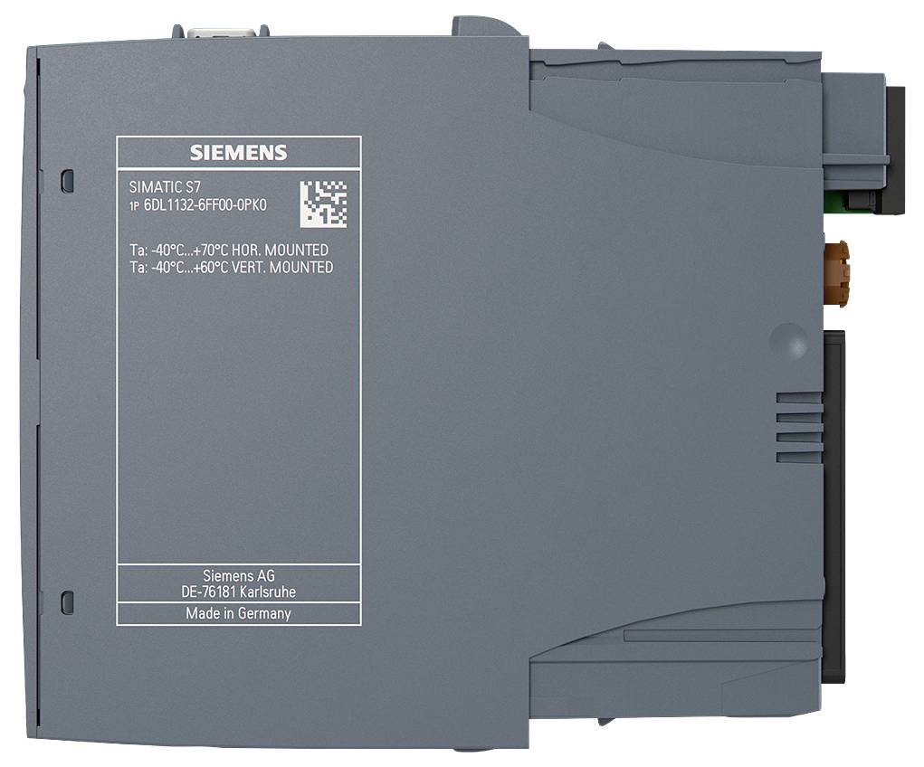 Boční pohled na modul programovatelného automatu Siemens SIMATIC S7 se štítkem a konektory, zobrazeno na bílém pozadí.