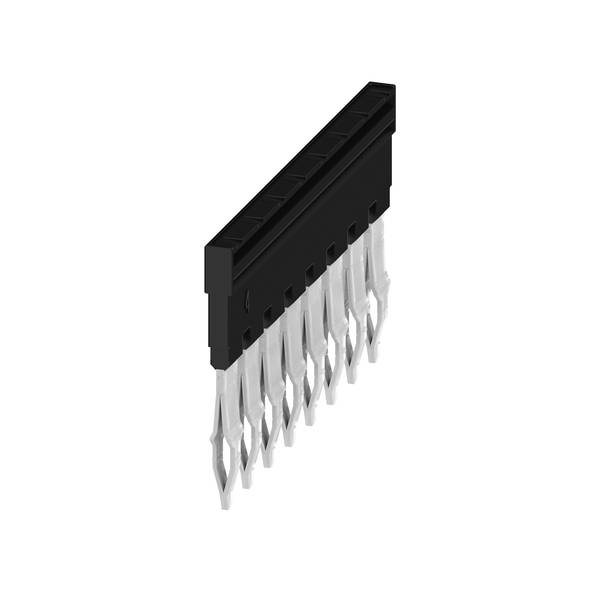 Černý elektronický konektor s více kolíky a skloněnými kovovými kolíky na bílém pozadí.