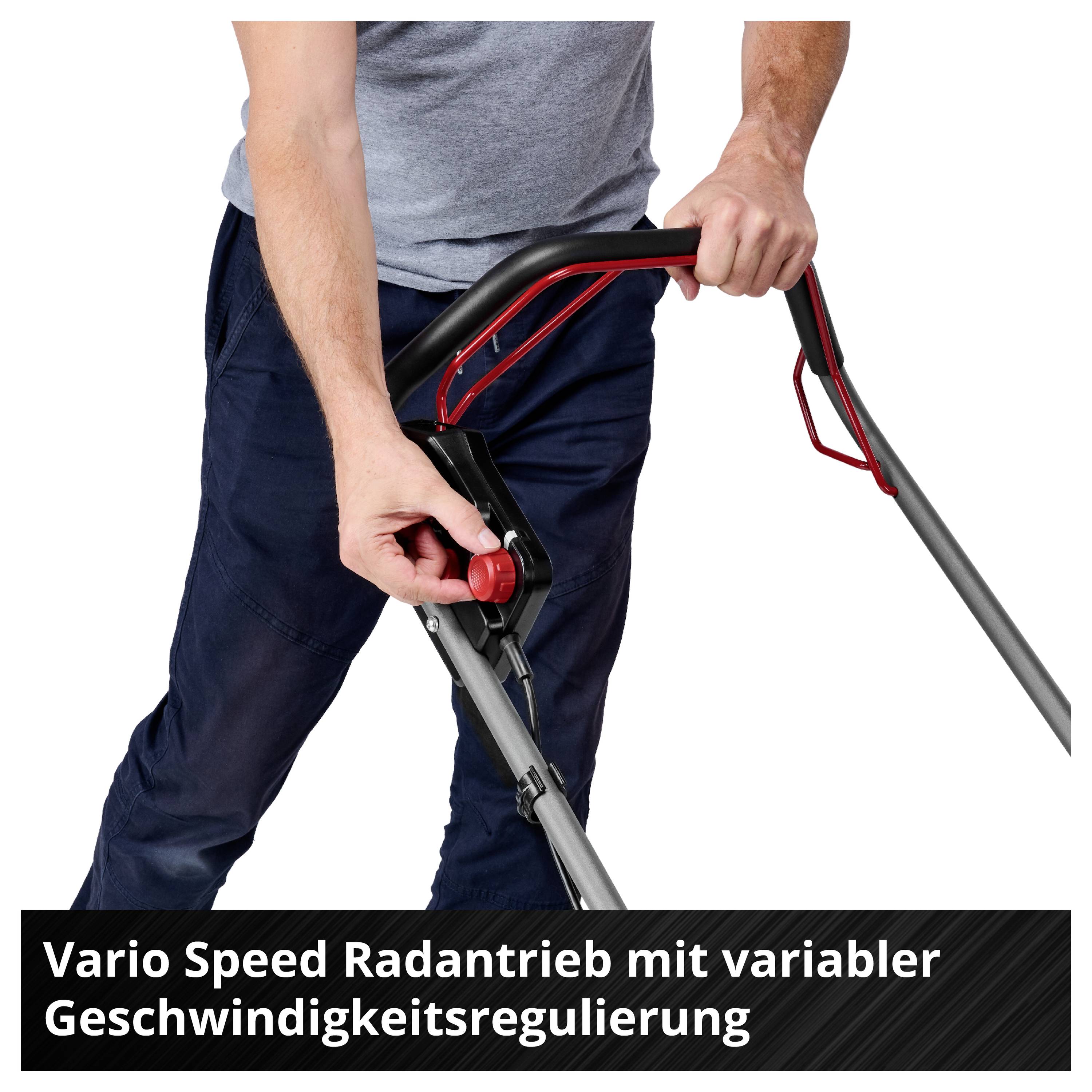 Osoba obsluhuje sekačku na trávu s pohonem kol "Vario Speed" a variabilní regulací rychlosti.