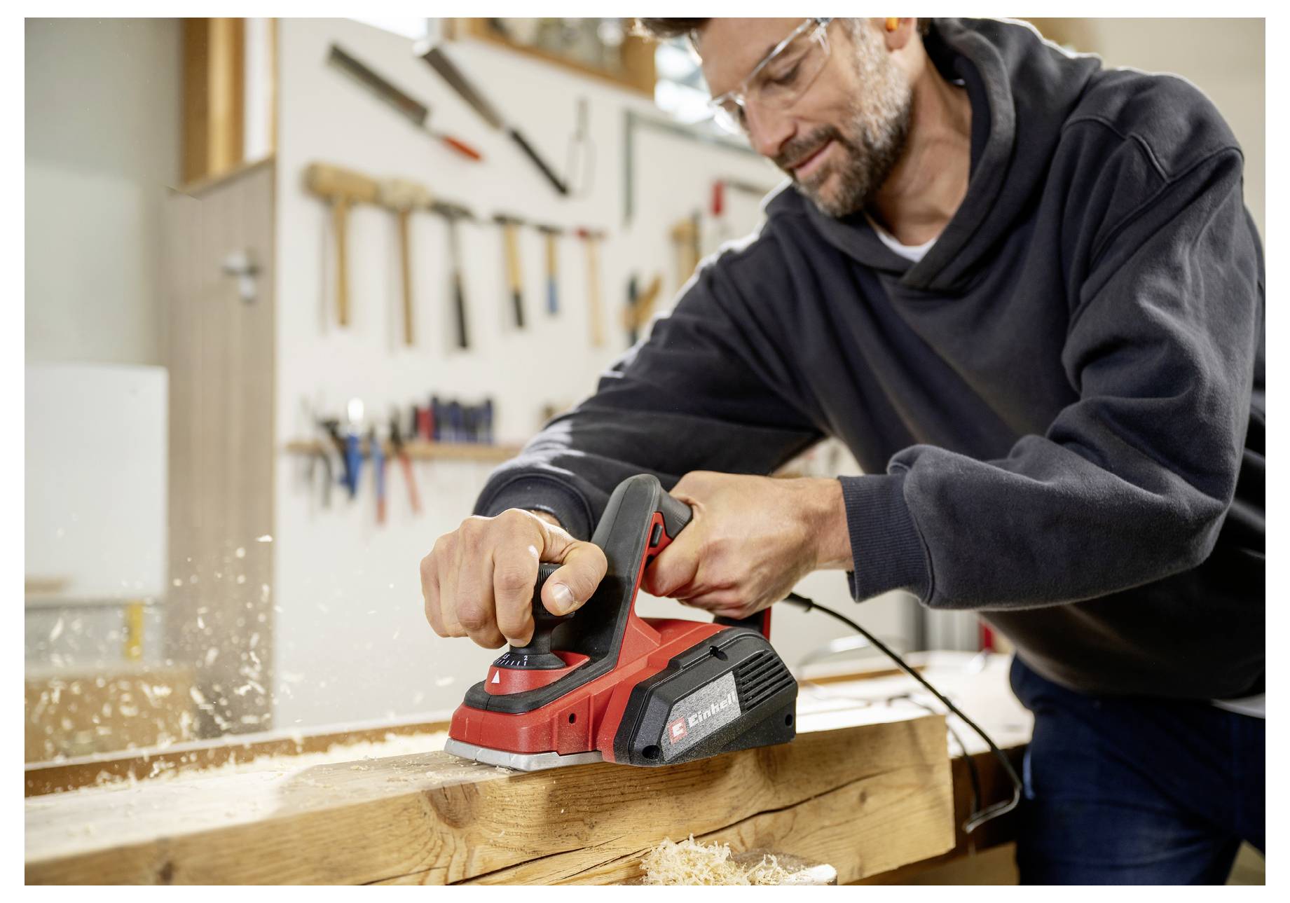 Einhell TC-PL 800 elektrický hoblík vč. paralelního dorazu Šířka hoblování: 82 mm 800 W Hloubka drážky: 10 mm-5
