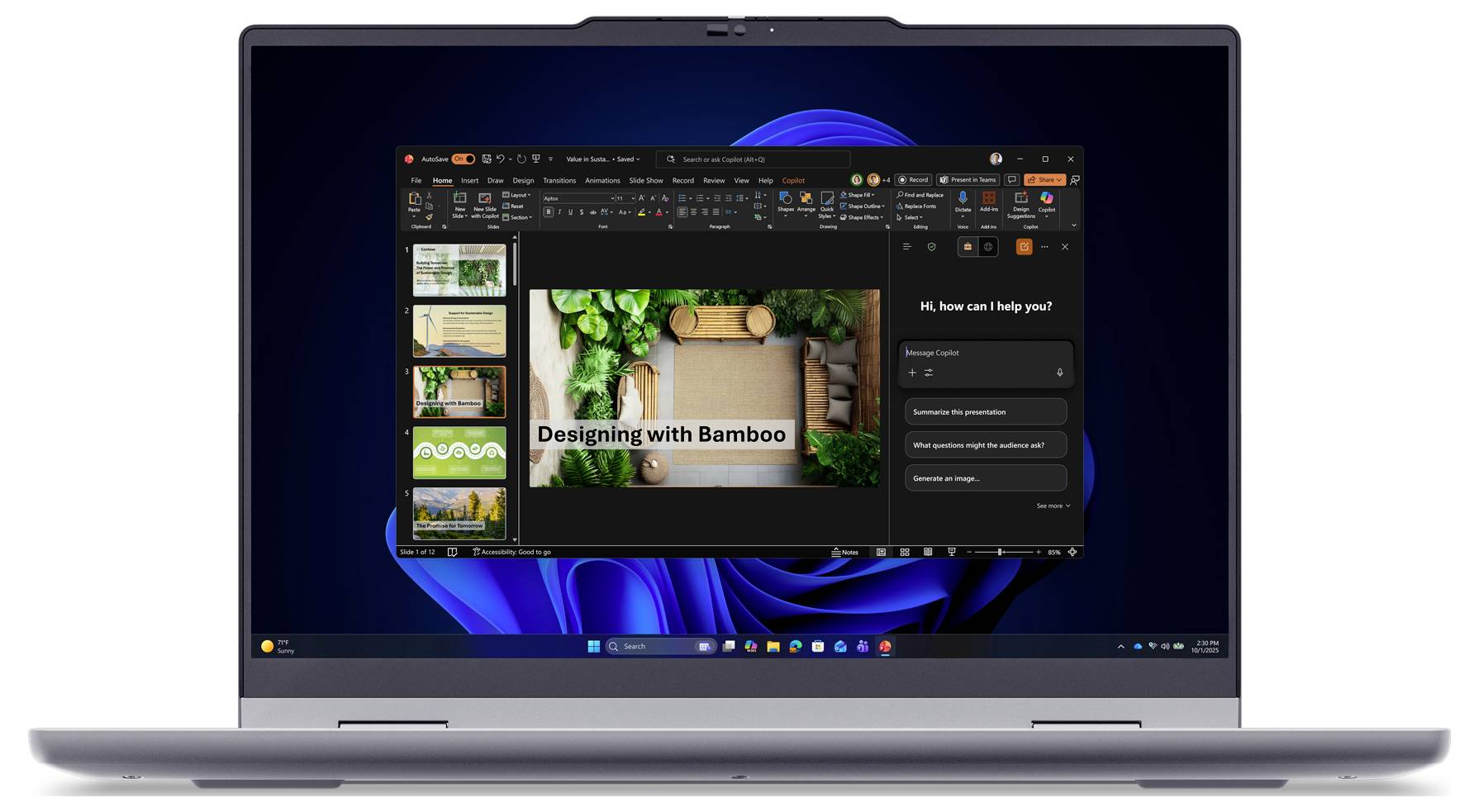 Laptop zobrazuje editor prezentací se snímkem s názvem "Navrhování s bambusem" a postranním panelem nápovědy AI na pravé straně.