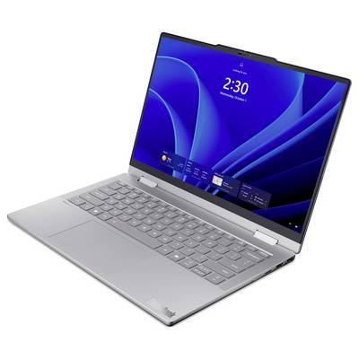 Stříbrný laptop v otevřené poloze zobrazující modrou zamykací obrazovku ve stylu Windows s časem 2:30.