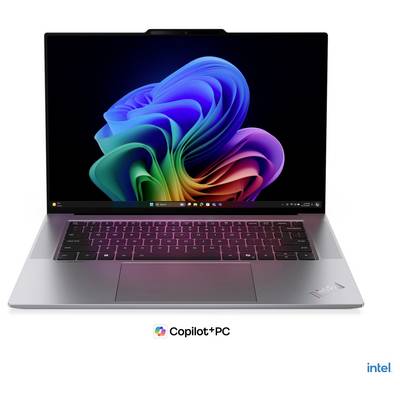 Stříbrný laptop zobrazující pozadí Windows 11 s logy 'Copilot+ PC' a Intel níže, zobrazen z přední strany na bílém pozadí.