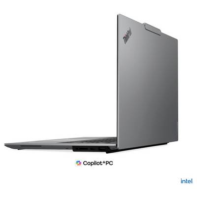 Boční pohled na štíhlý šedý notebook, otevřený v pravém úhlu, s logy "Copilot+PC" a Intel na bílém pozadí.