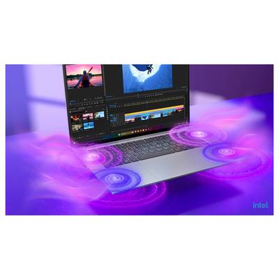 Laptop zobrazující software pro editaci videa s zářícími fialovými a modrými vlnami podobnými datům tekoucími kolem něj a logem Intel v rohu.