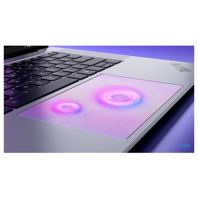 Detailní snímek klávesnice a touchpadu notebooku s touchpadem zářícím v růžové a fialové barvě, který ukazuje dotyková nebo gesterická interakci.