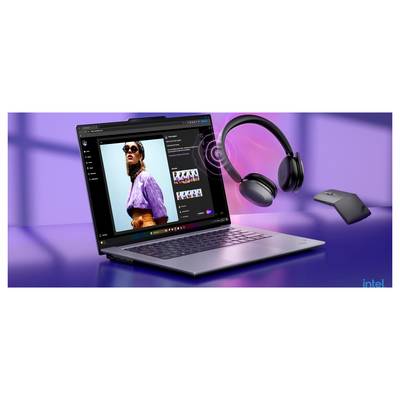 Laptop zobrazující aplikaci pro úpravu fotografií vedle bezdrátových sluchátek a myši na fialovém pozadí, což naznačuje tvůrčí počítačové nastavení.