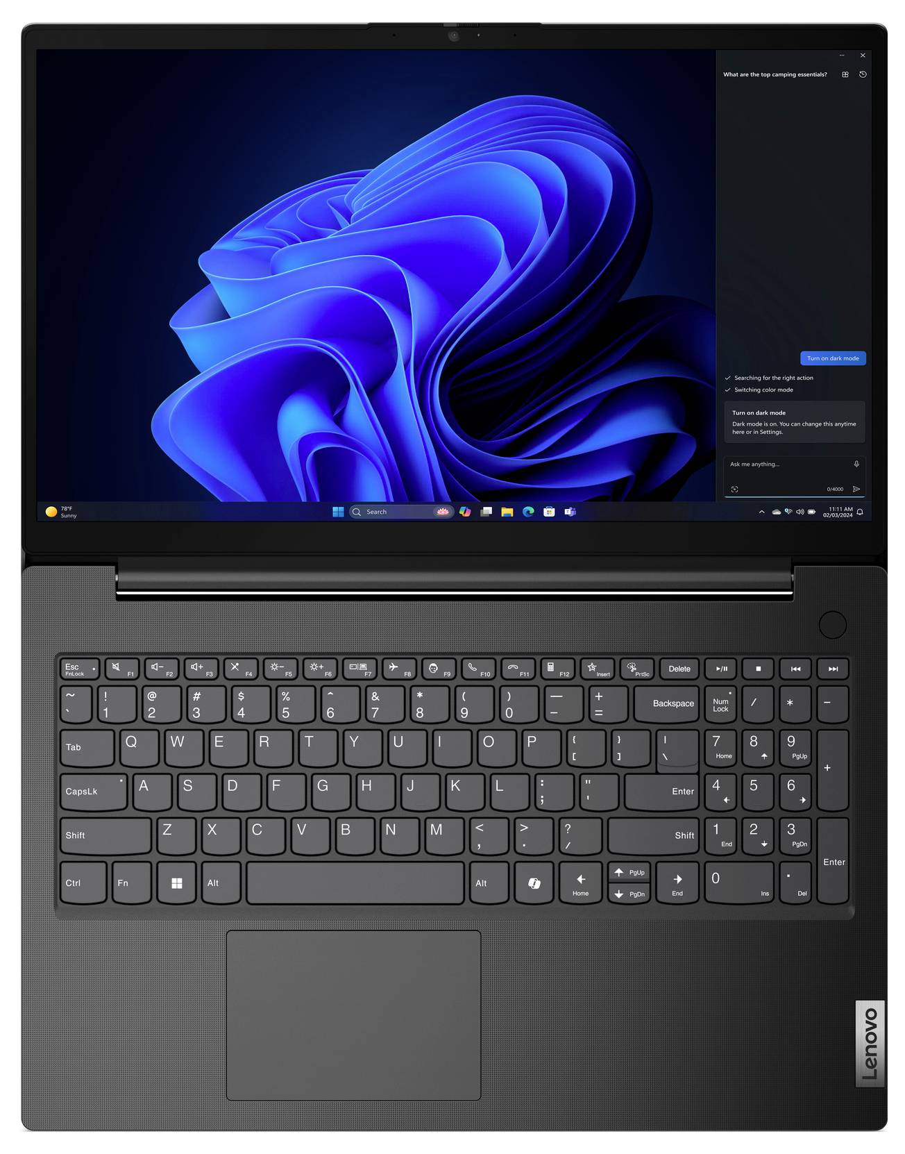 Černý laptop Lenovo zobrazený otevřený se strojem Windows 11 na obrazovce a viditelnou klávesnicí a touchpadem.