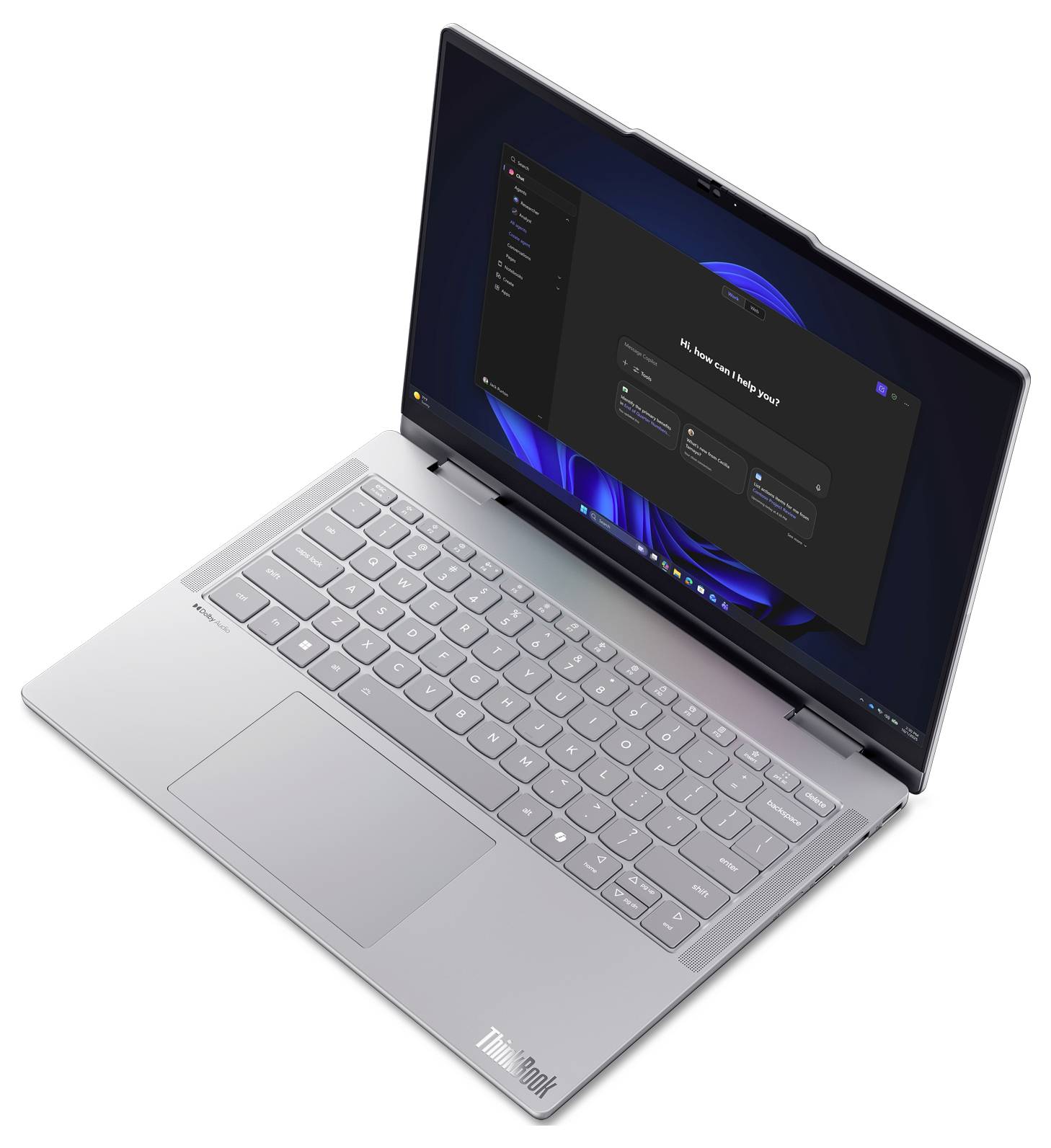 Stříbrný Lenovo laptop s otevřenou obrazovkou zobrazující tmavé rozhraní nastavení/nastavení na modrém ploše ve stylu Windows.