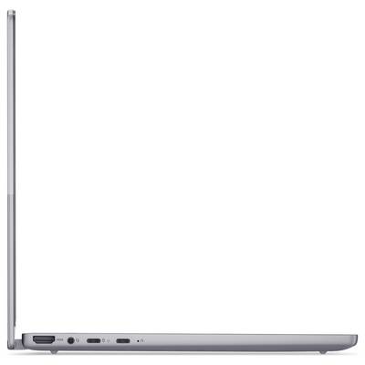 Boční pohled na zavřený stříbrný laptop se zvednutým víkem, ukazující tenký profil a porty na levé straně podél základny.